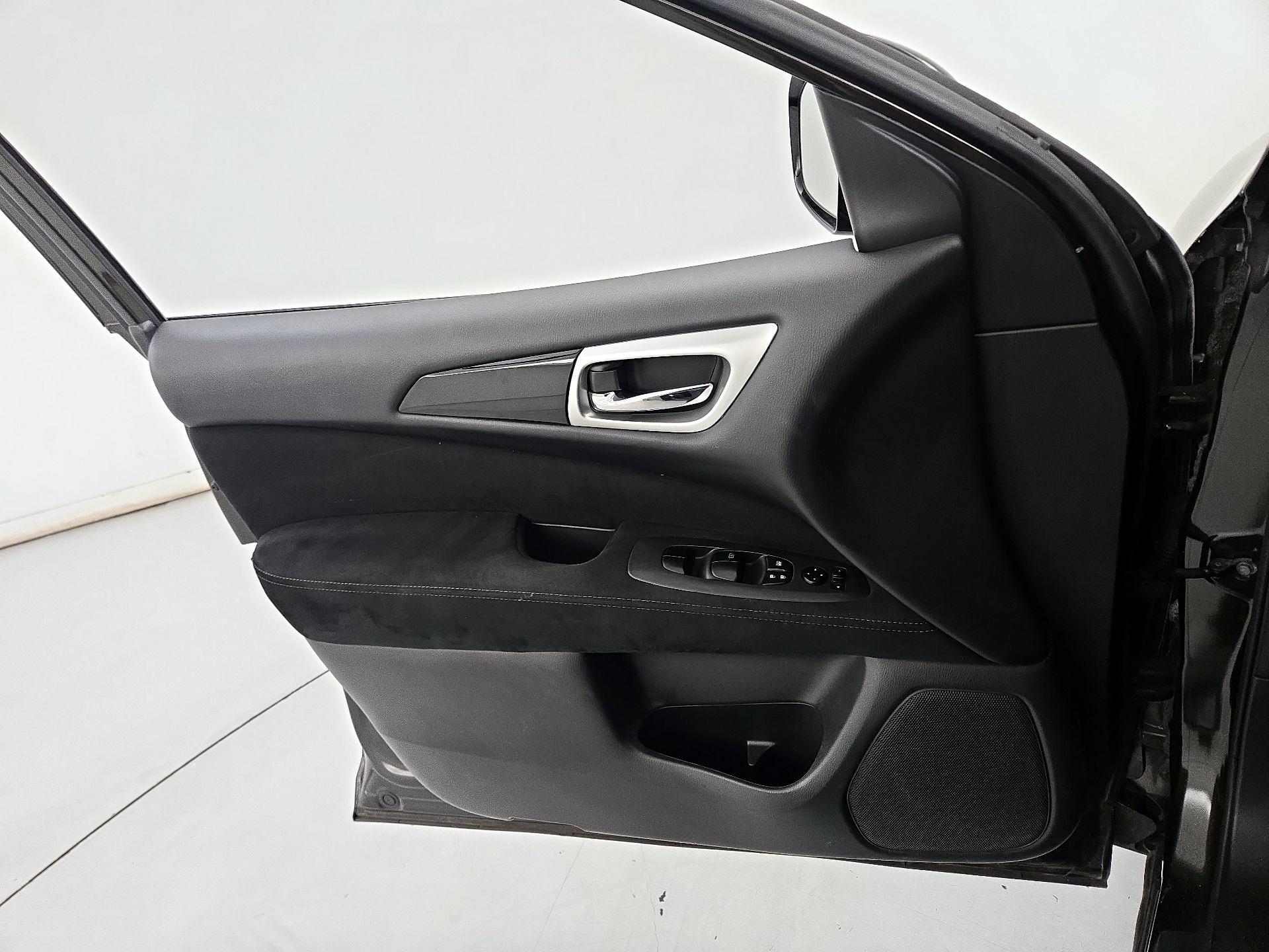 Thumbnail: 2016 Nissan Pathfinder - 12