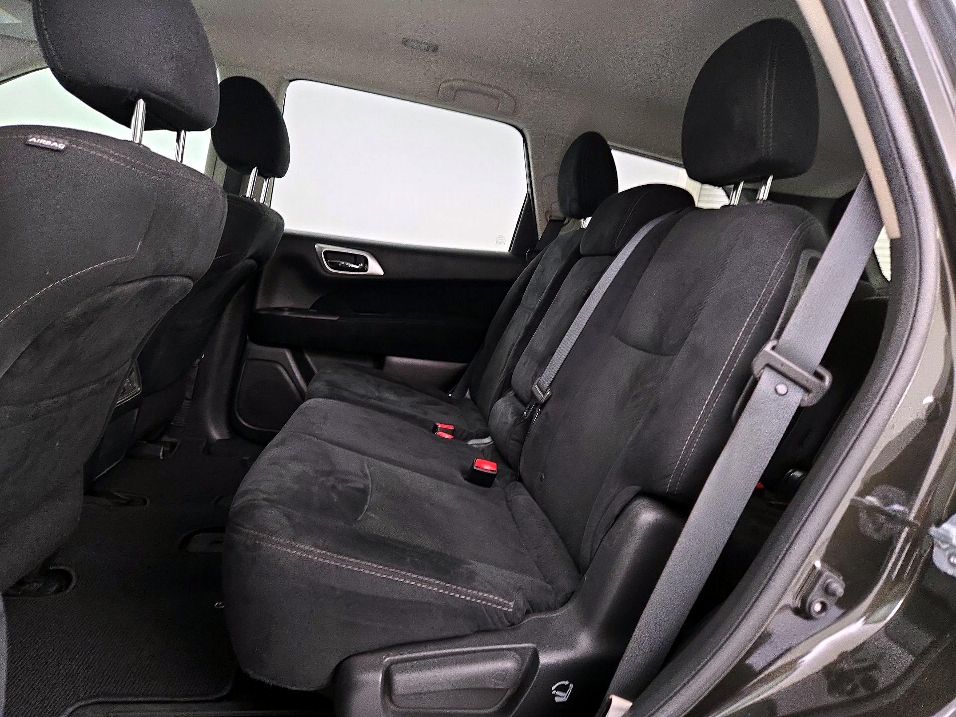 Thumbnail: 2016 Nissan Pathfinder - 17