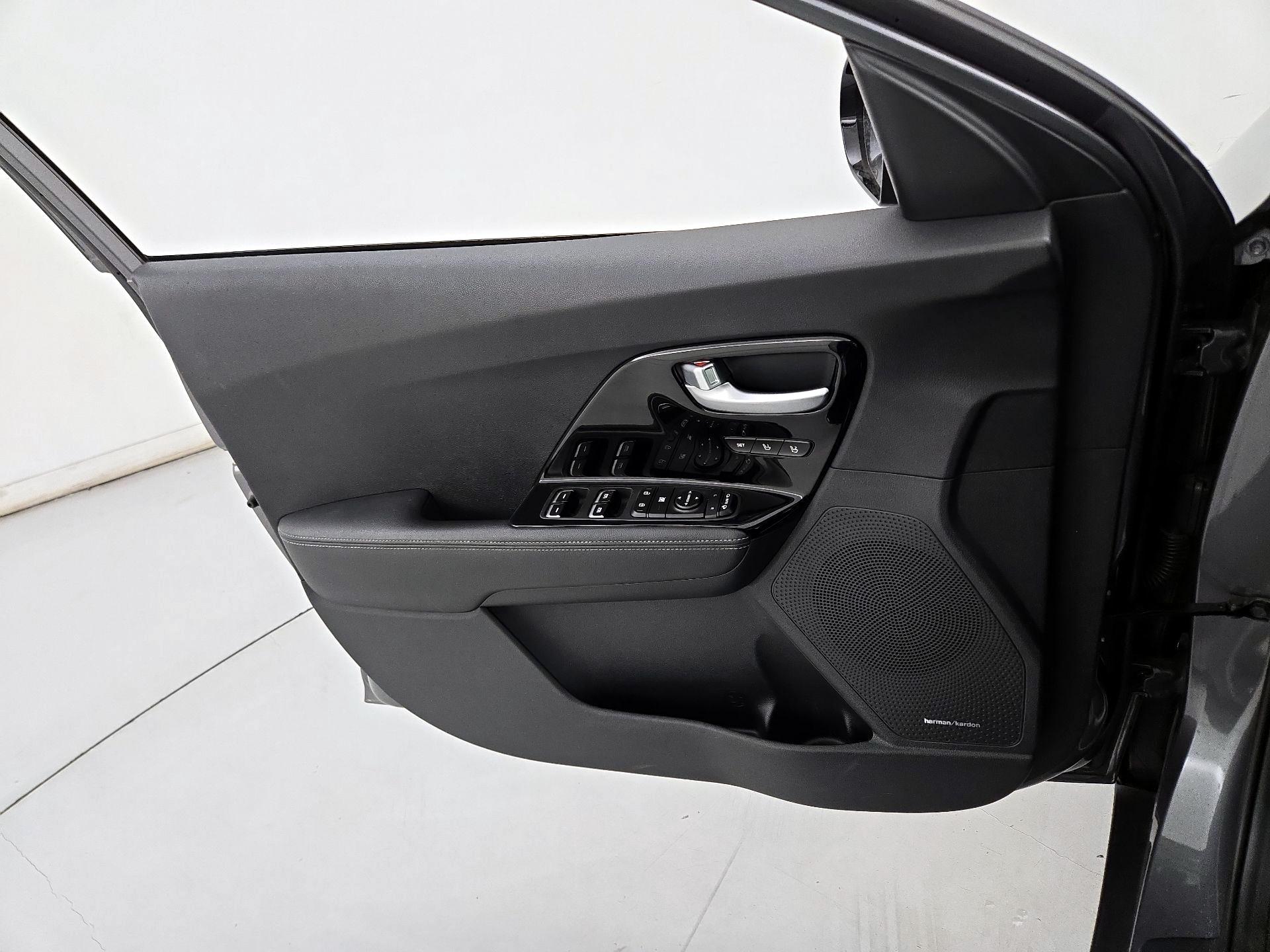 Thumbnail: 2018 Kia Niro - 12