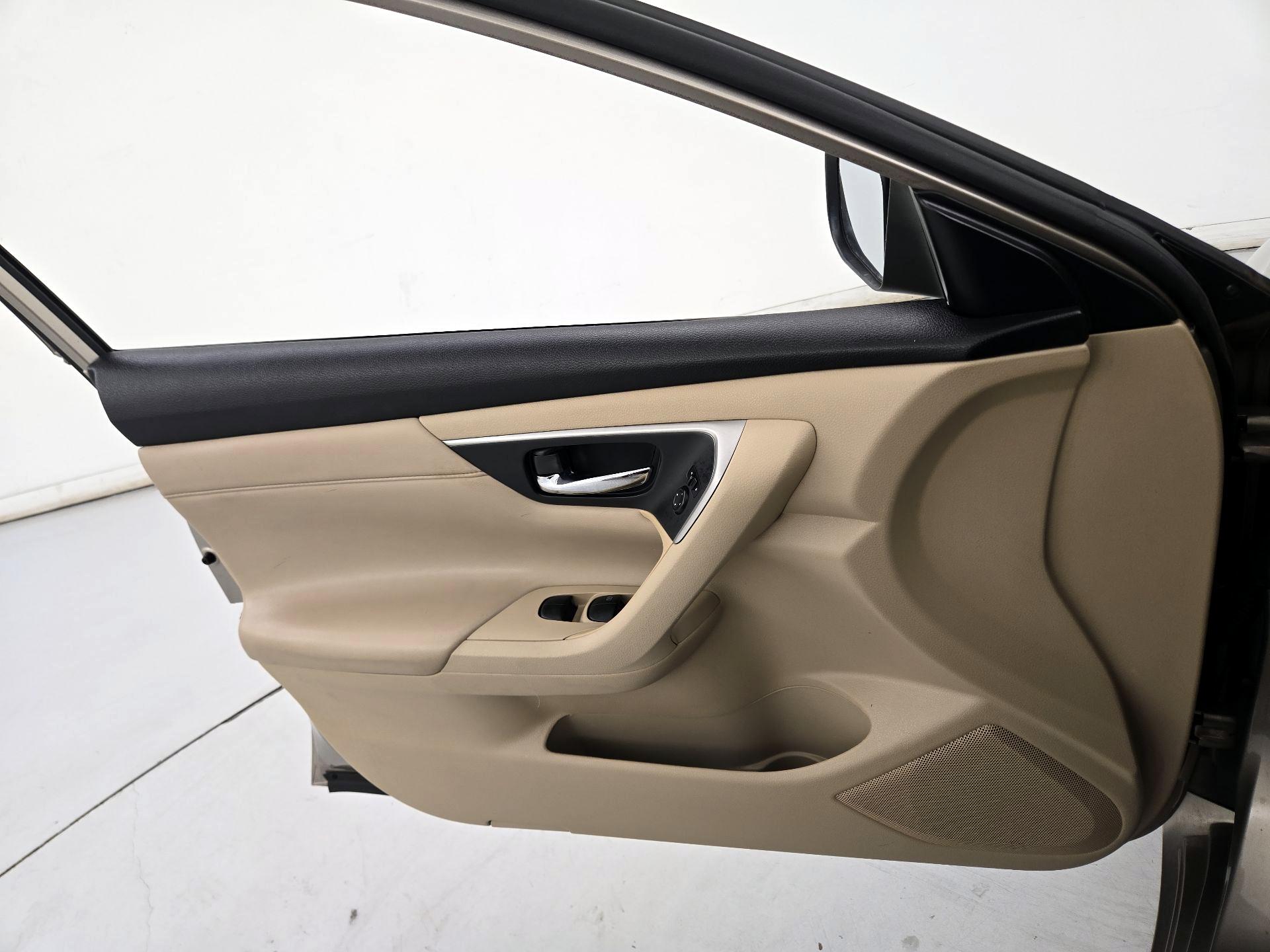 Thumbnail: 2015 Nissan Altima - 12