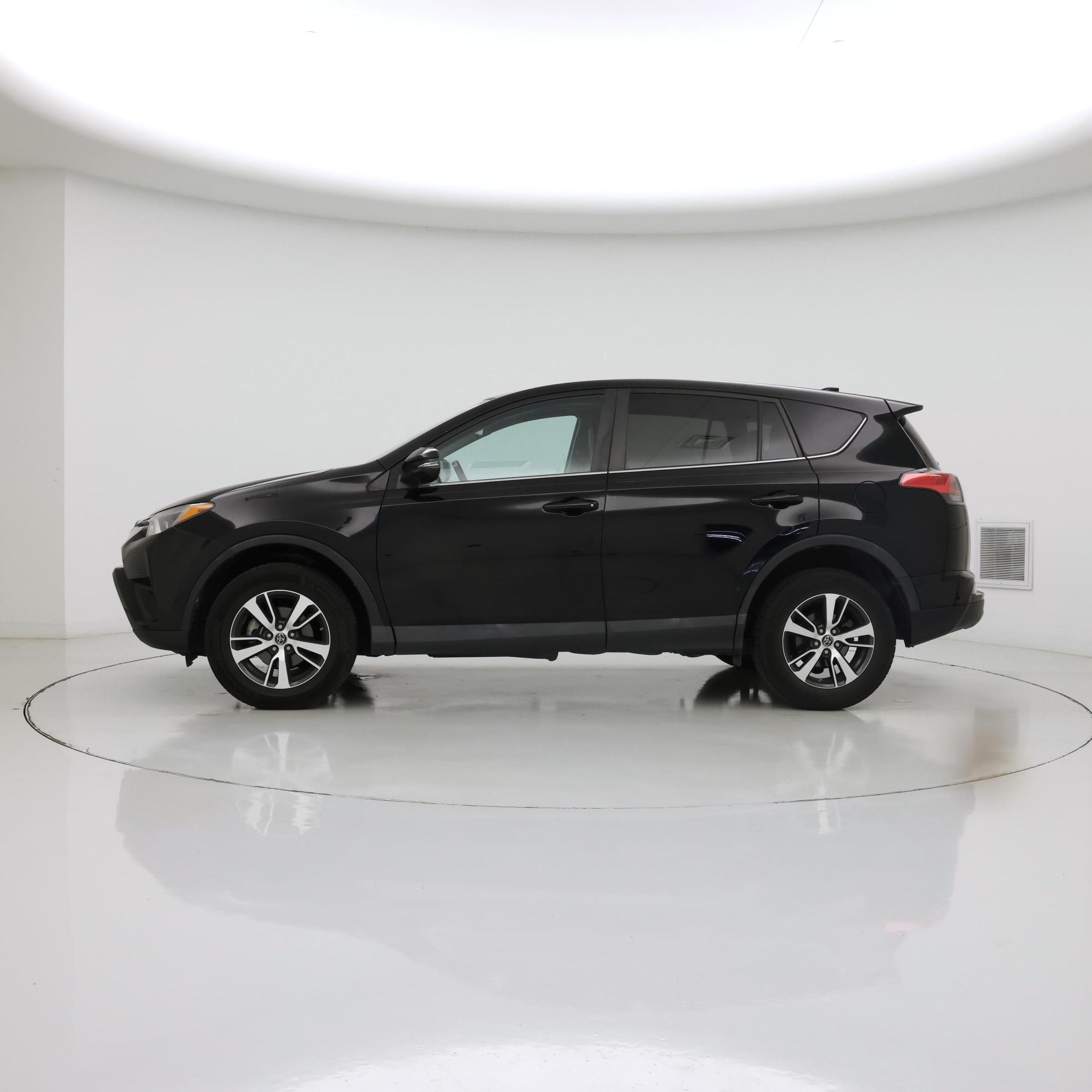 Thumbnail: 2018 Toyota RAV4 - 3