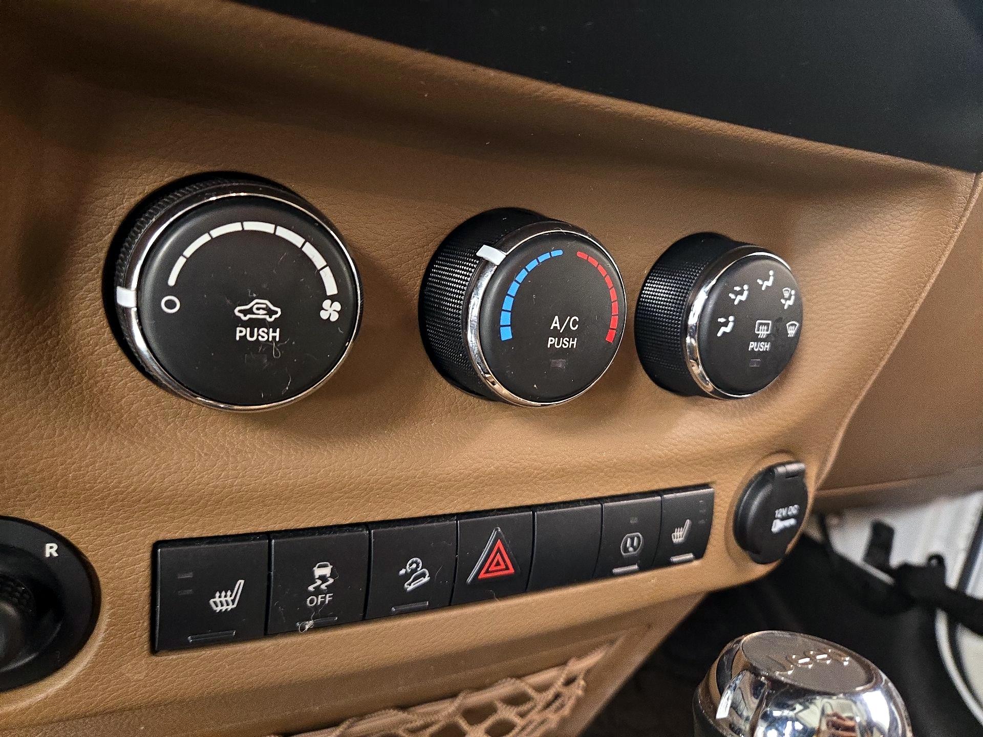 Thumbnail: 2015 Jeep Wrangler - 14