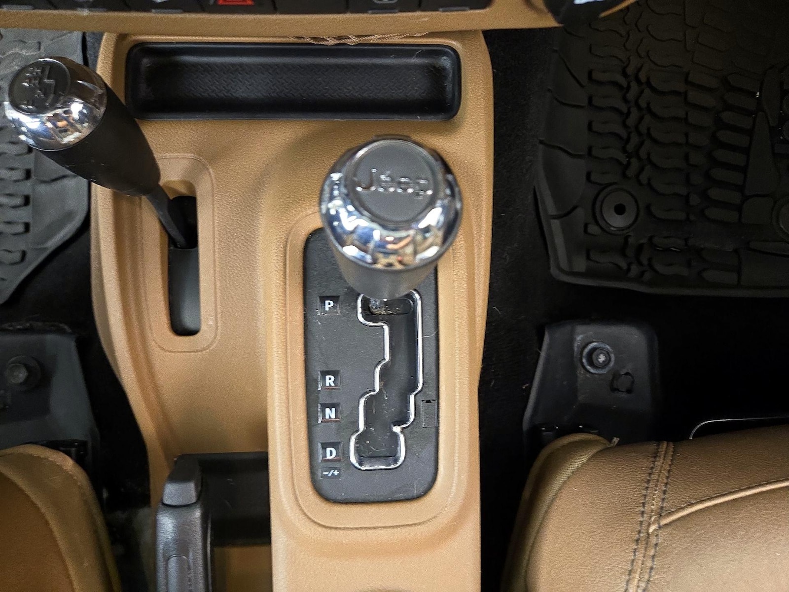 2015 Jeep Wrangler Unlimited Sahara - Photo 16