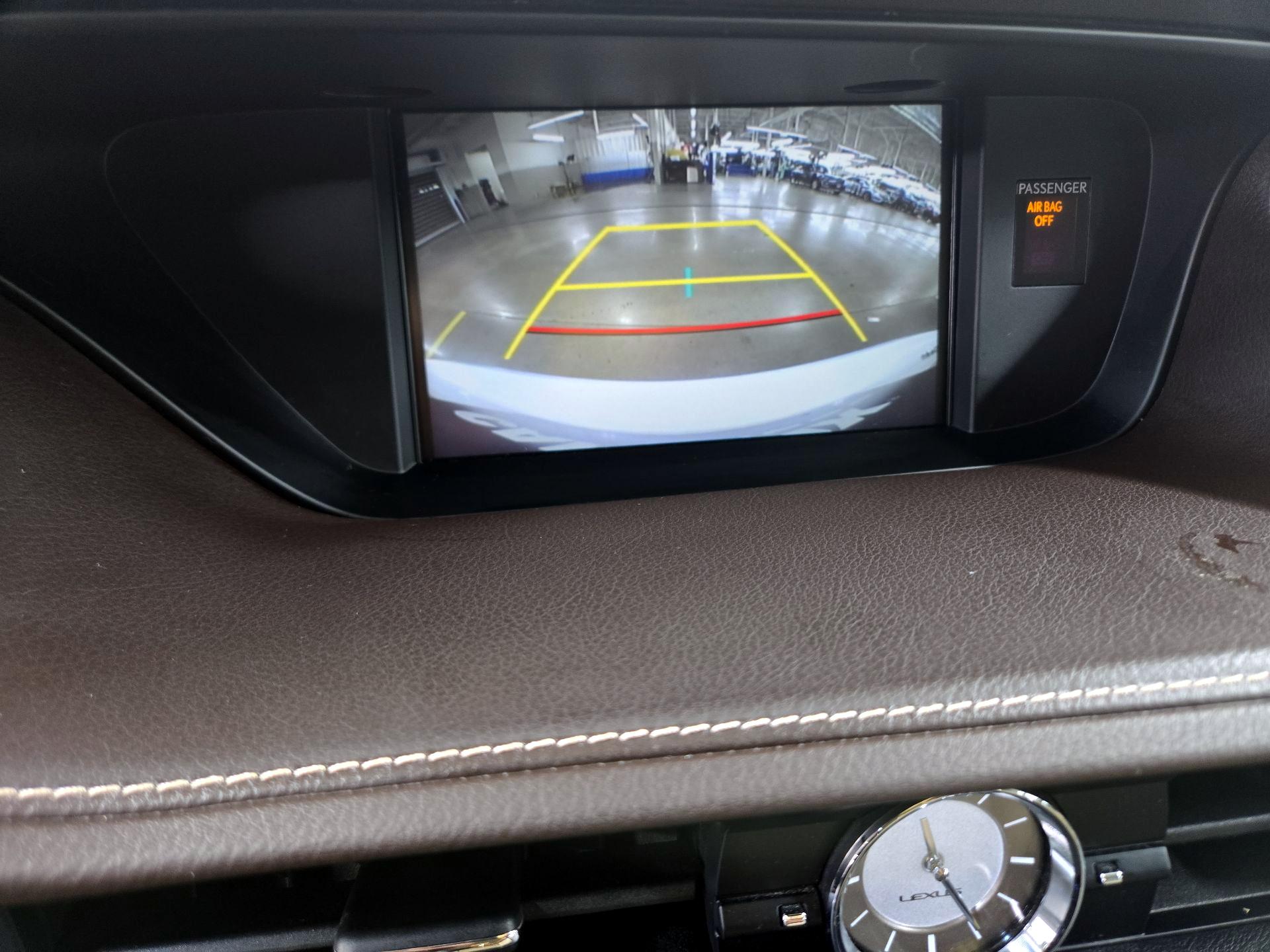 Thumbnail: 2018 Lexus ES - 15