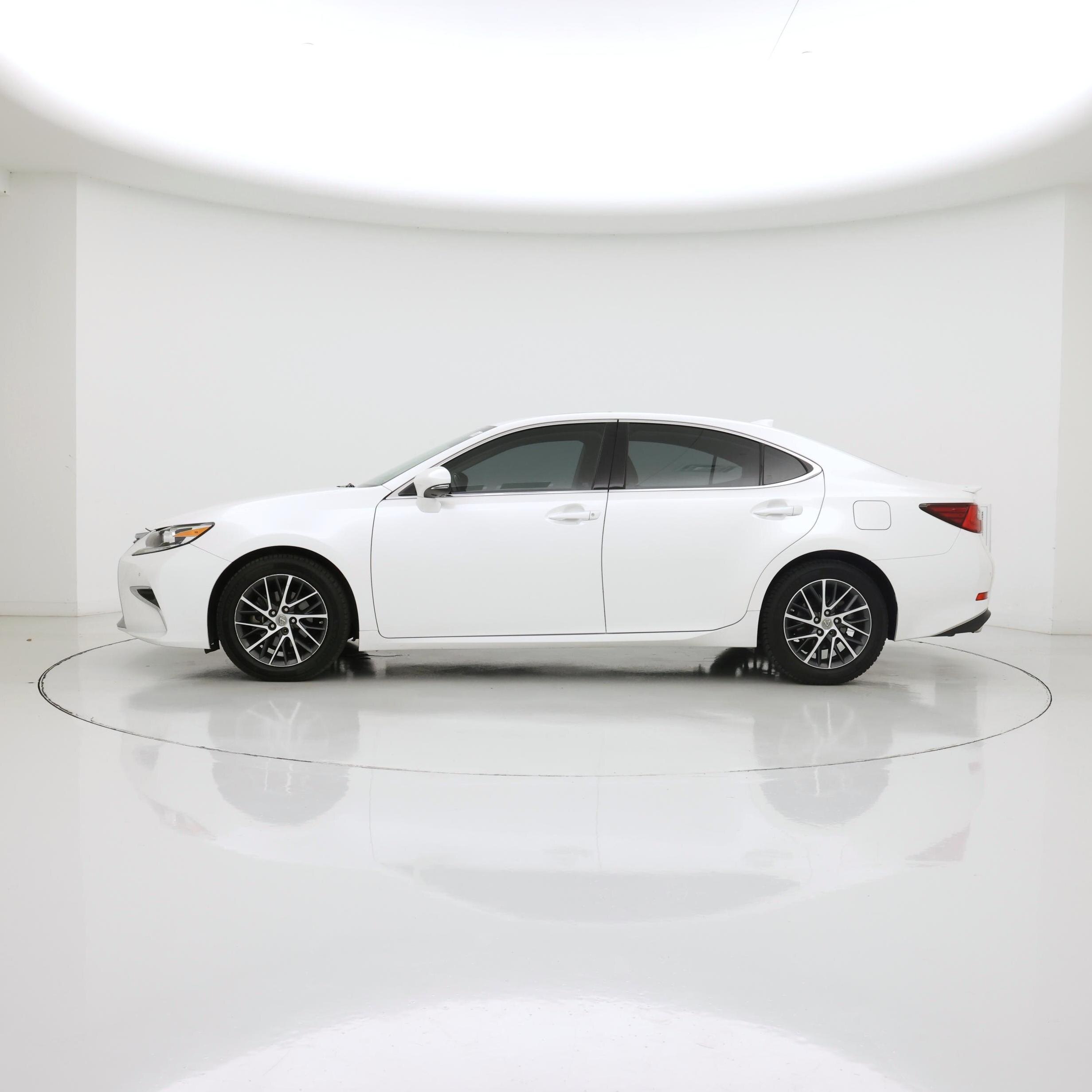 Thumbnail: 2018 Lexus ES - 3