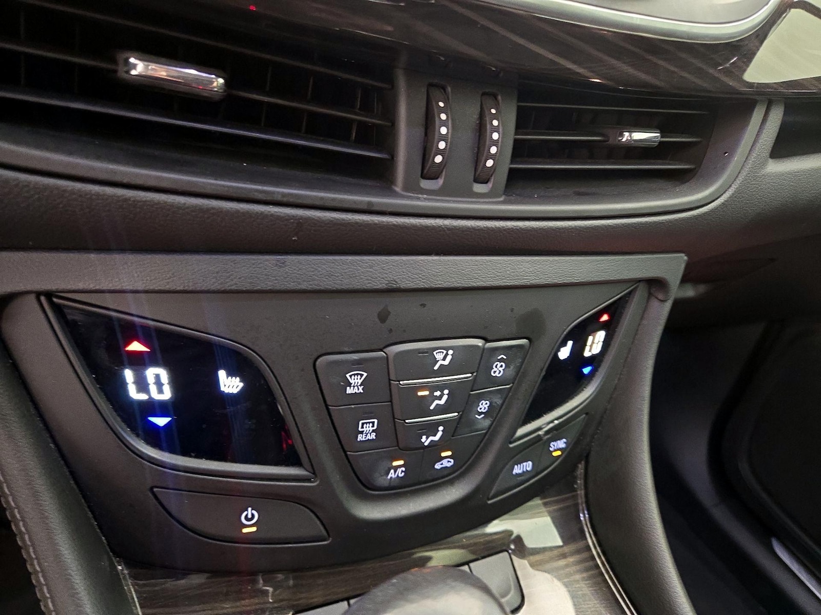 2020 Buick Envision Essence - Photo 17