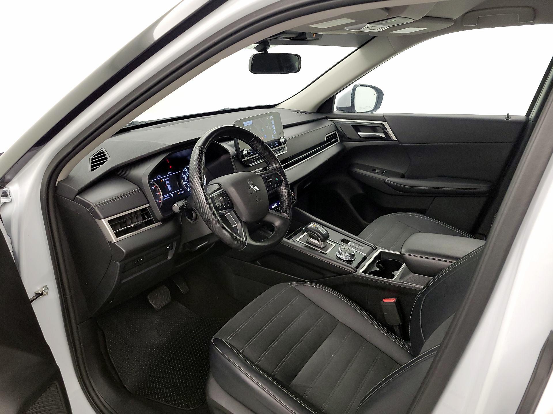Thumbnail: 2024 Mitsubishi Outlander - 11
