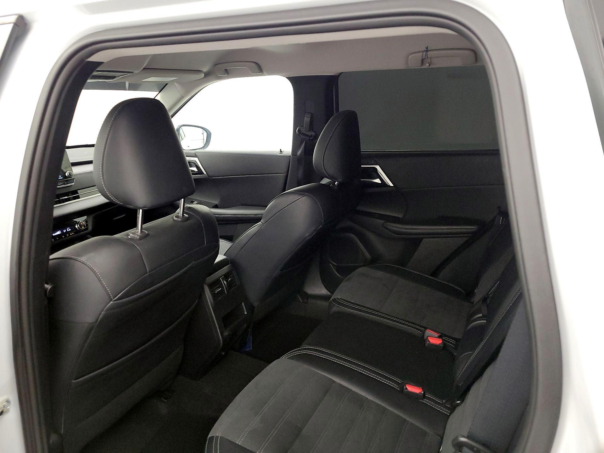 Thumbnail: 2024 Mitsubishi Outlander - 20