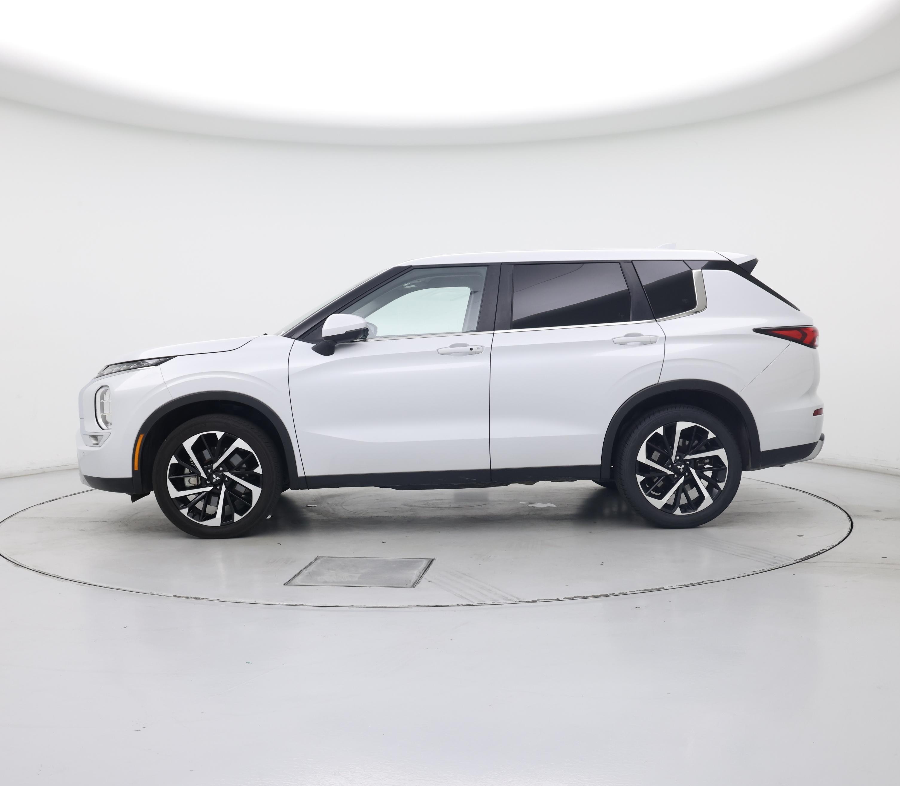 Thumbnail: 2024 Mitsubishi Outlander - 3