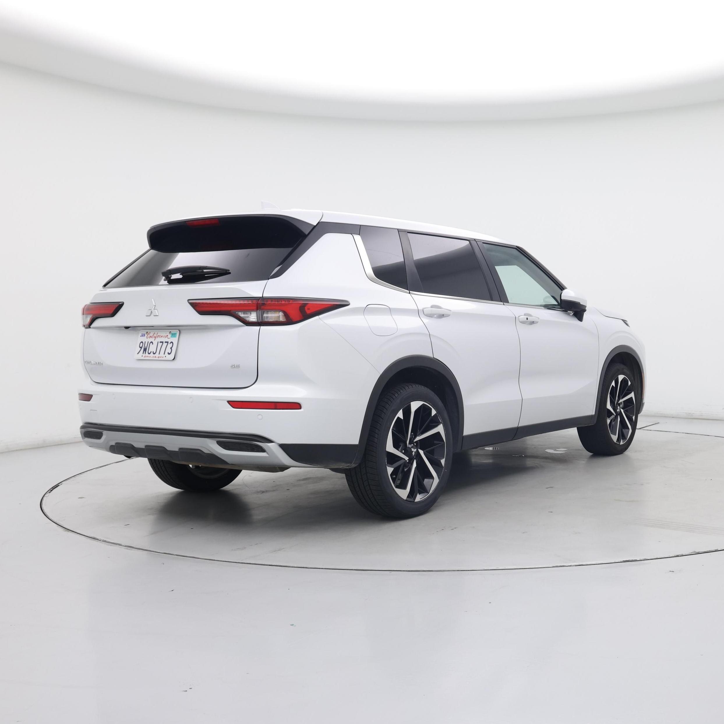 Thumbnail: 2024 Mitsubishi Outlander - 8