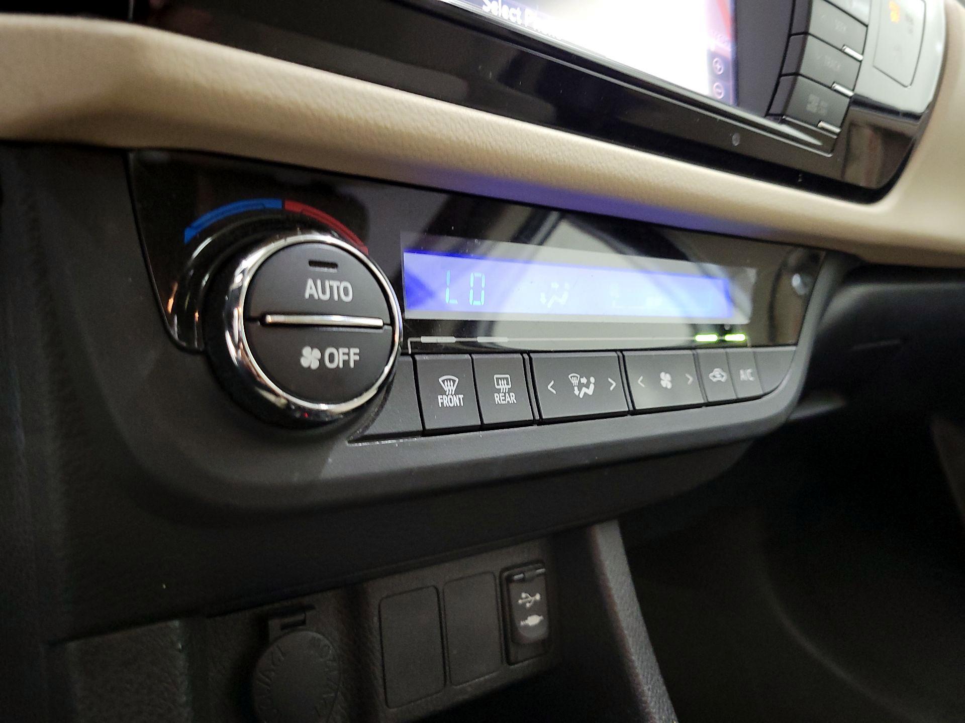 Thumbnail: 2015 Toyota Corolla - 17