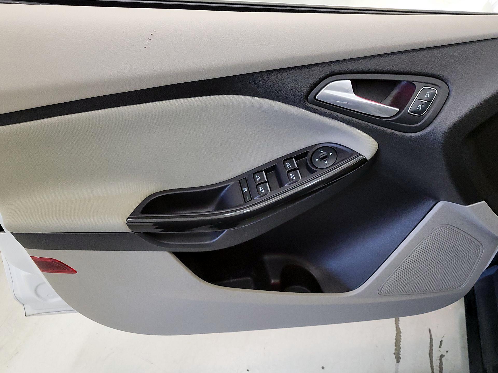Thumbnail: 2016 Ford Focus - 12