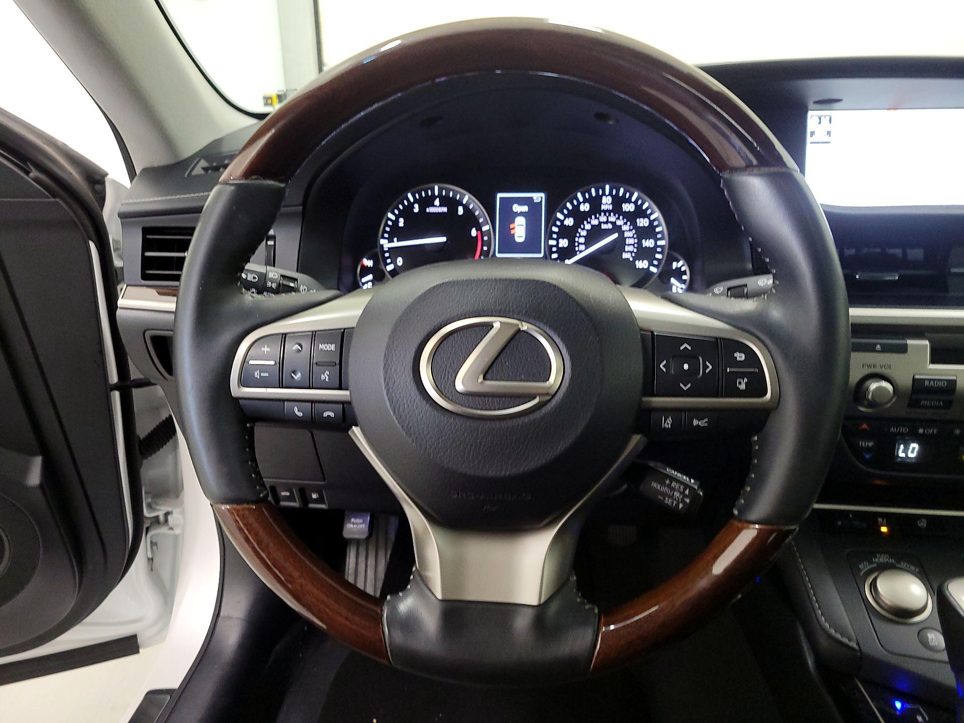 Thumbnail: 2017 Lexus ES - 10