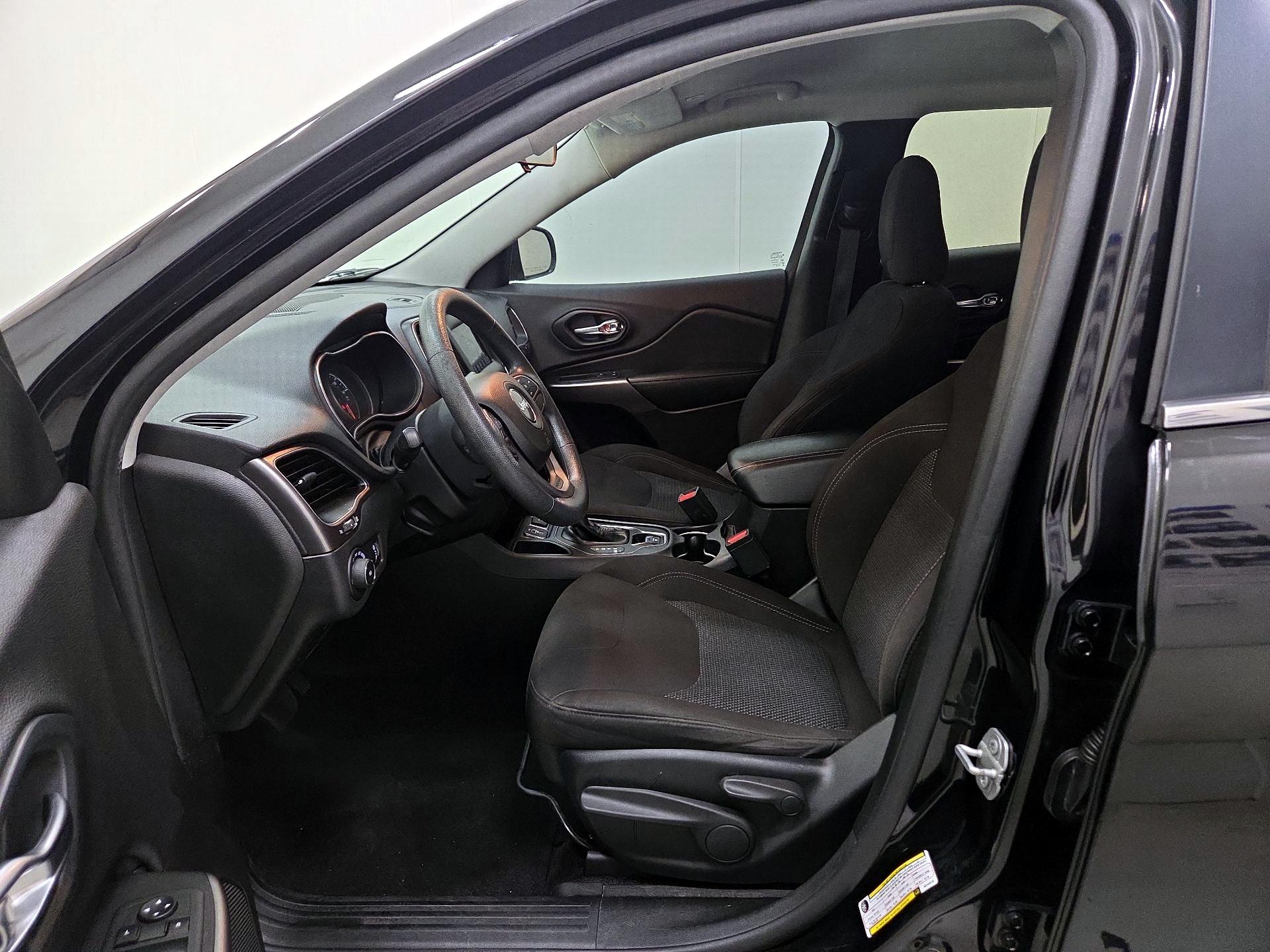 Thumbnail: 2019 Jeep Cherokee - 11
