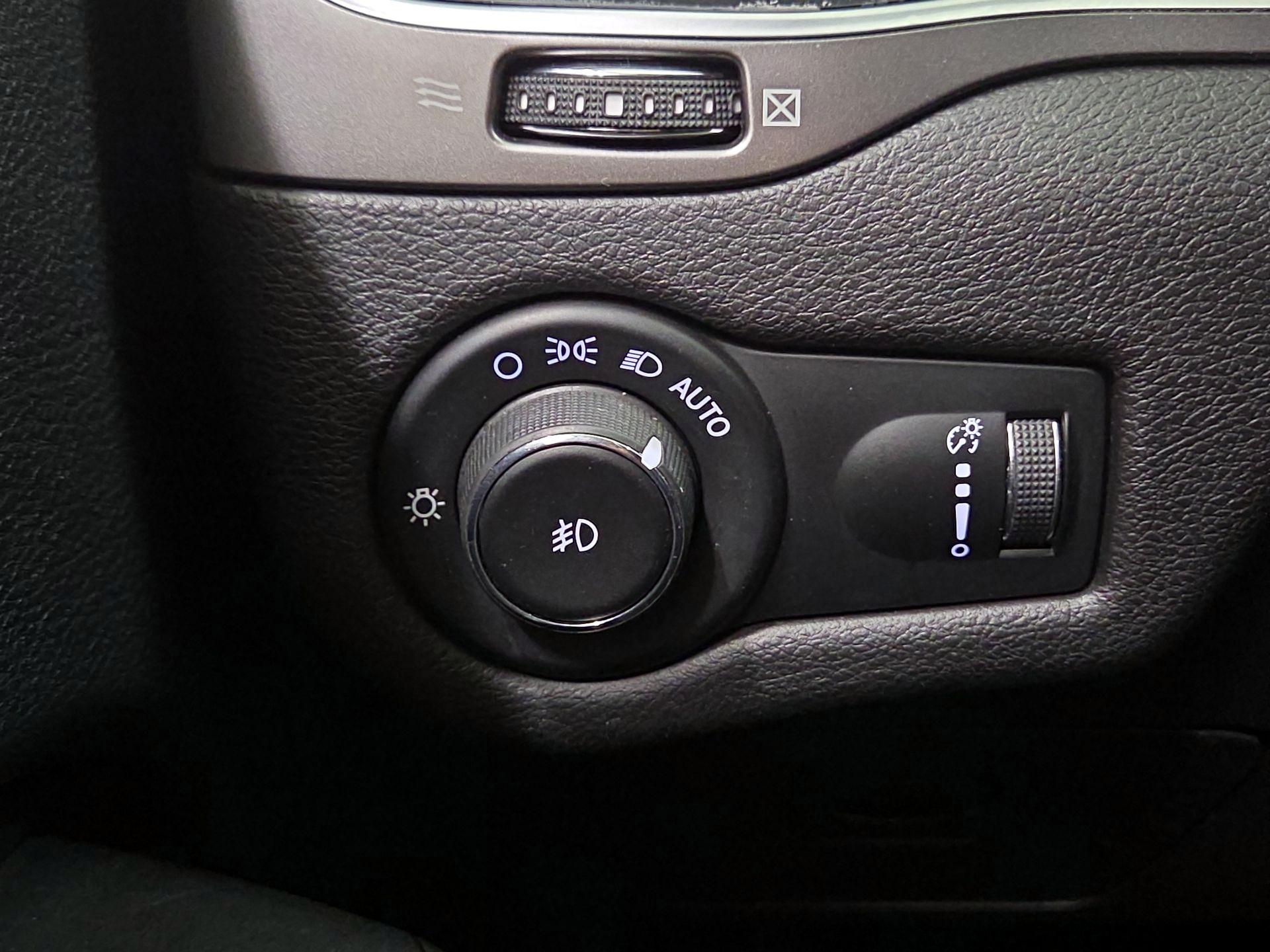 Thumbnail: 2019 Jeep Cherokee - 13