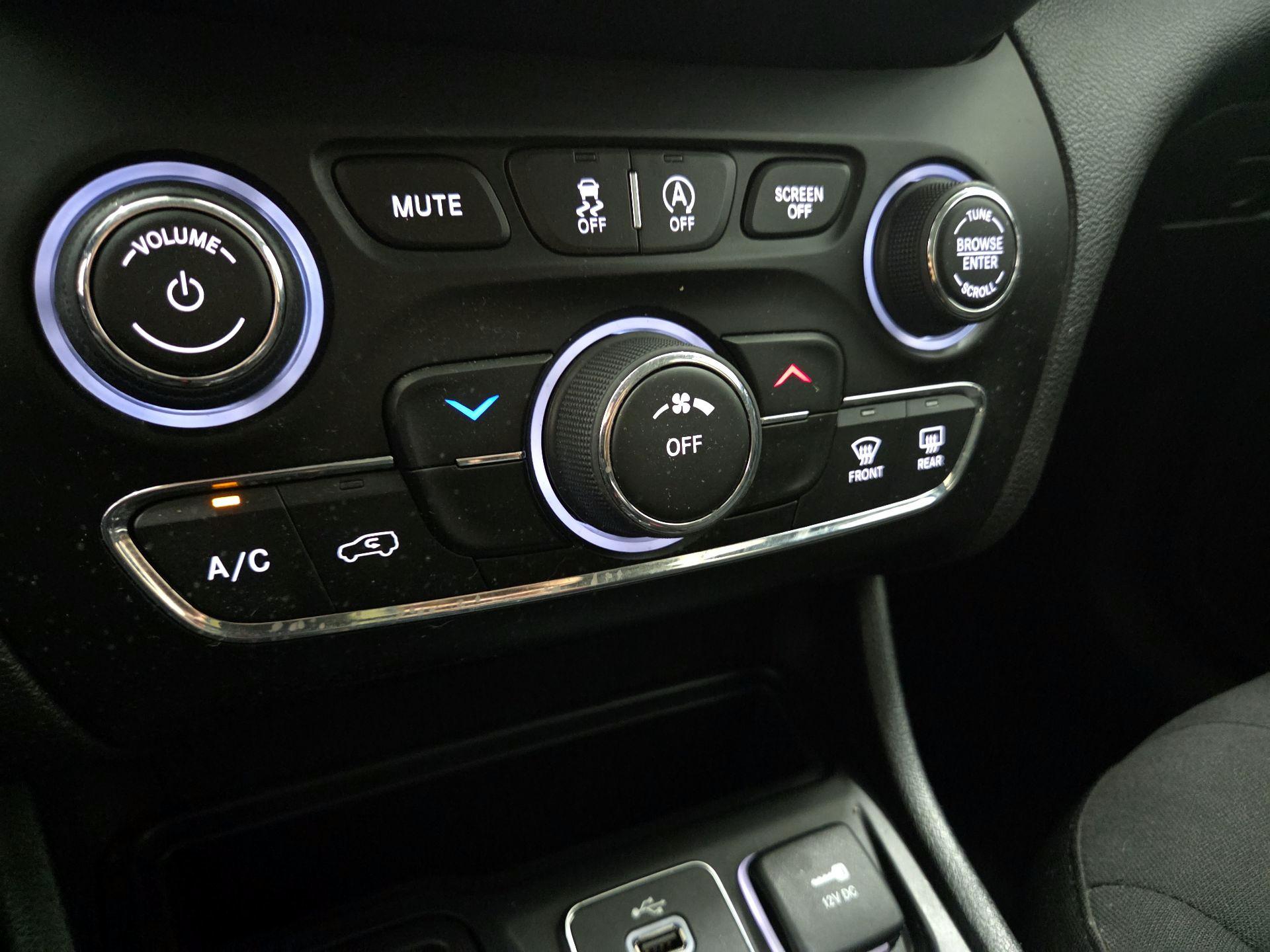 Thumbnail: 2019 Jeep Cherokee - 16