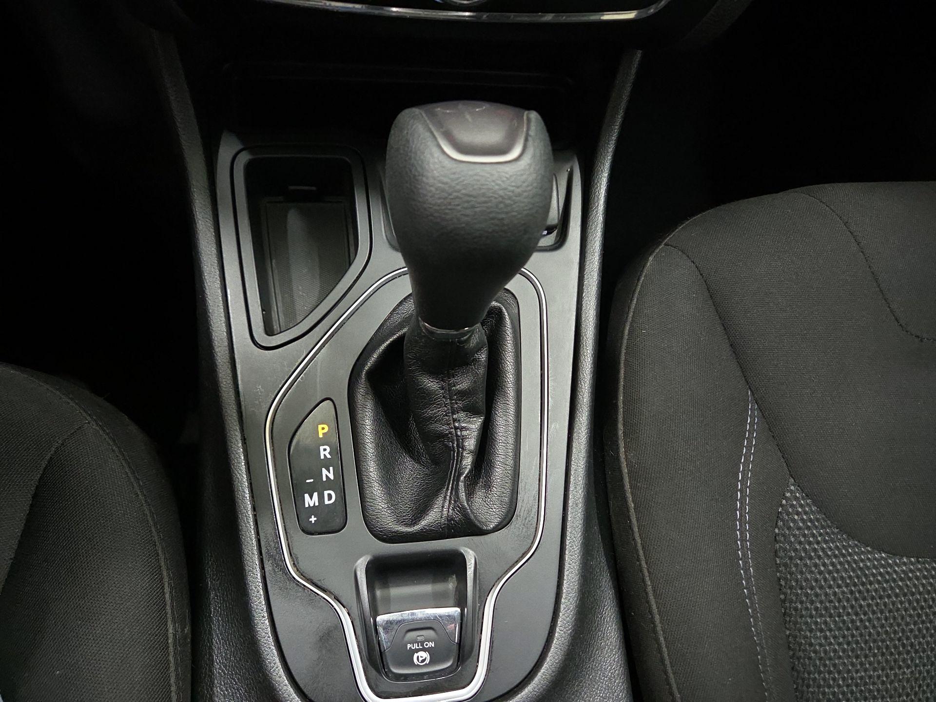 Thumbnail: 2019 Jeep Cherokee - 17