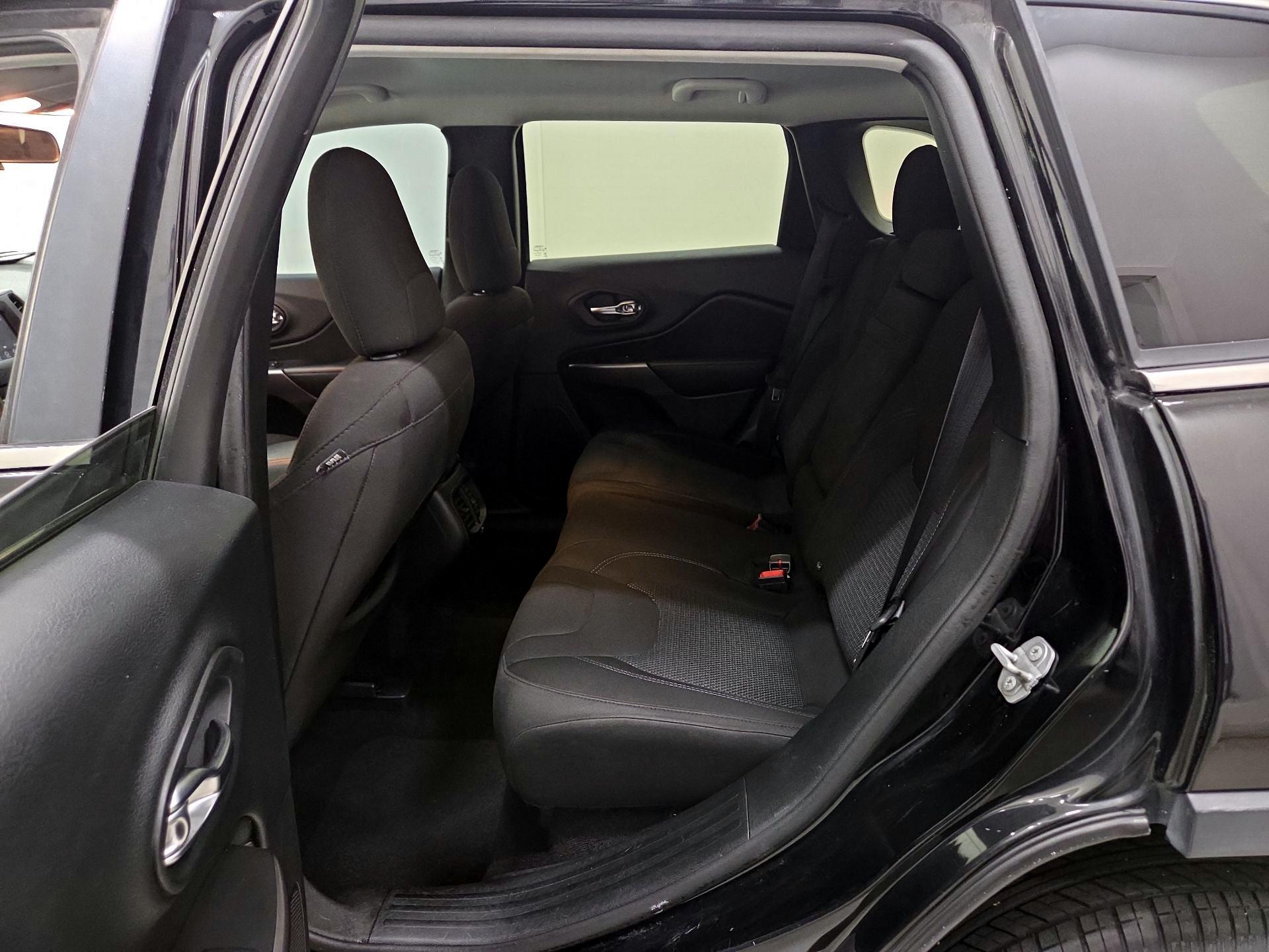 Thumbnail: 2019 Jeep Cherokee - 19