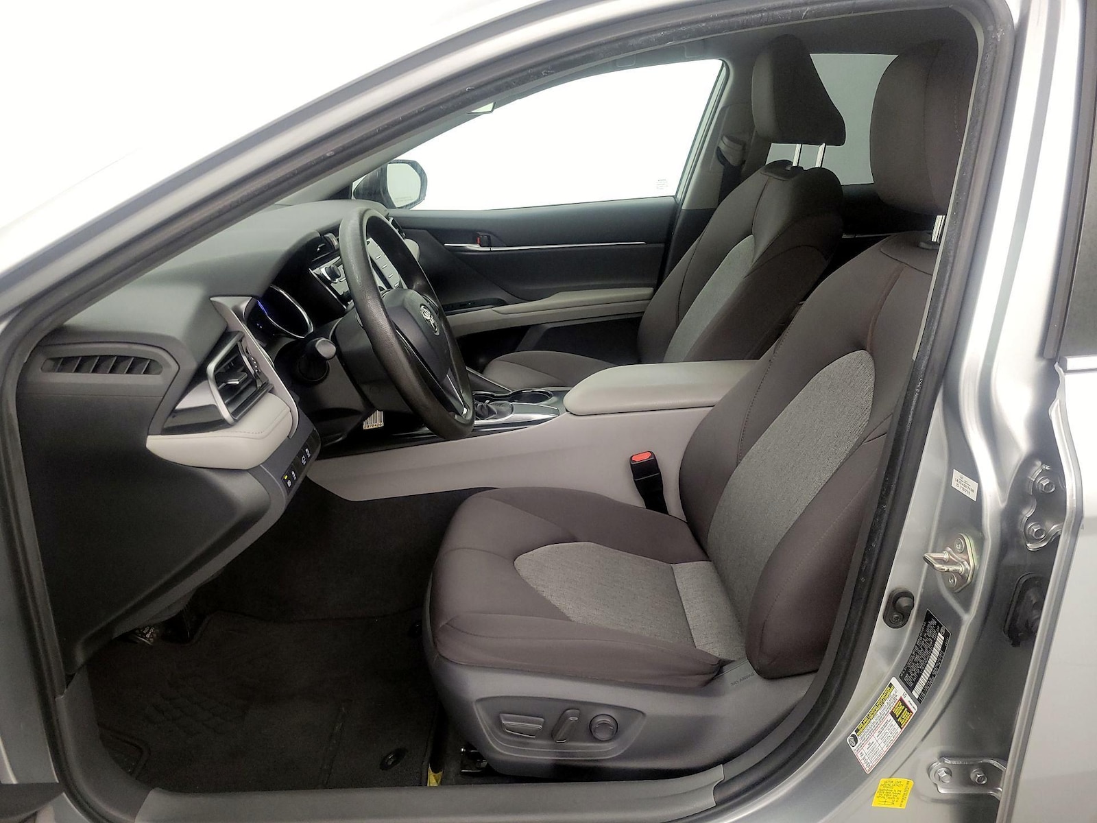 2019 Toyota Camry LE - Photo 10