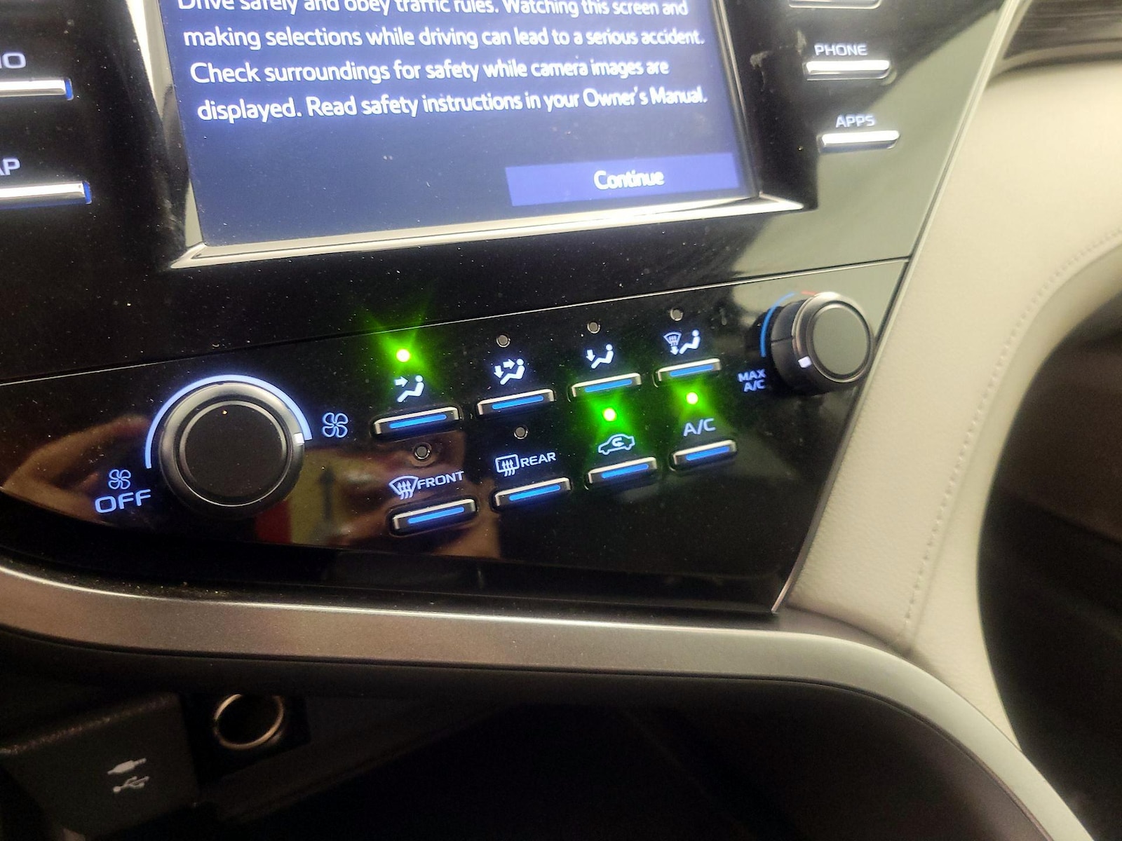 2019 Toyota Camry LE - Photo 15