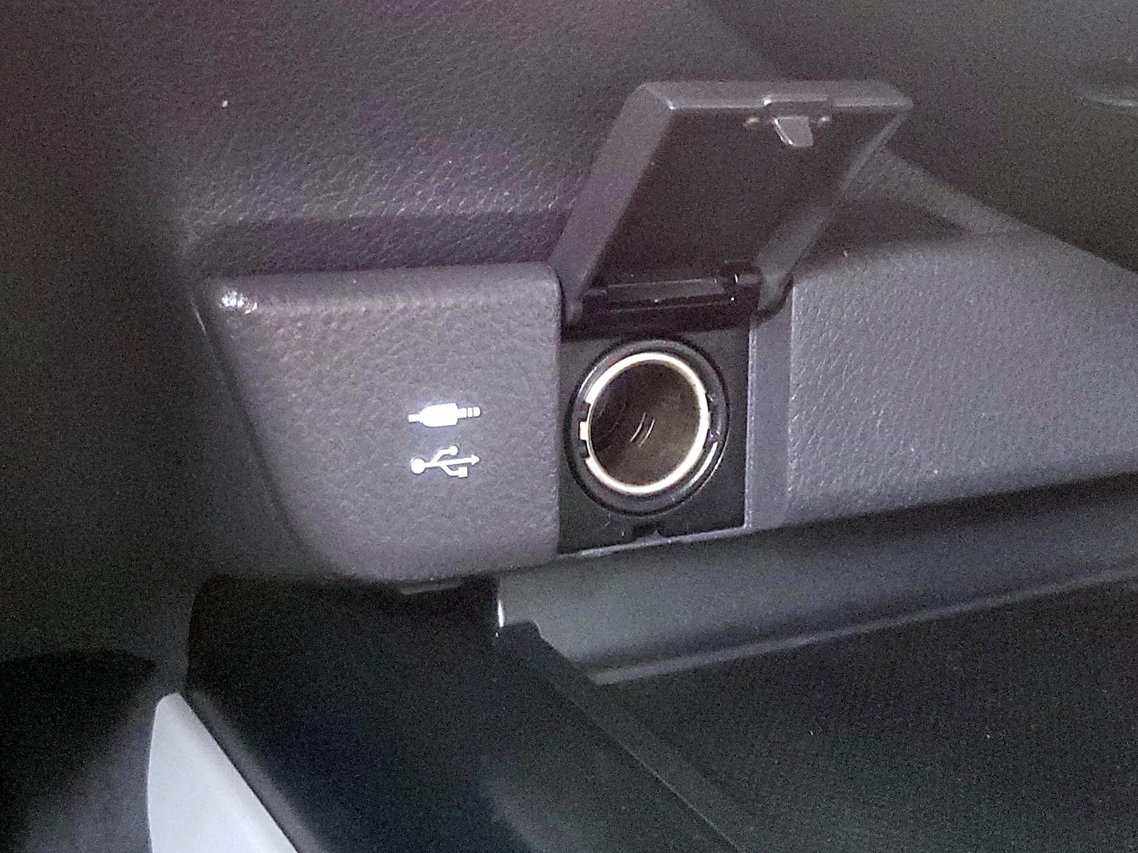 2019 Toyota Camry LE - Photo 17