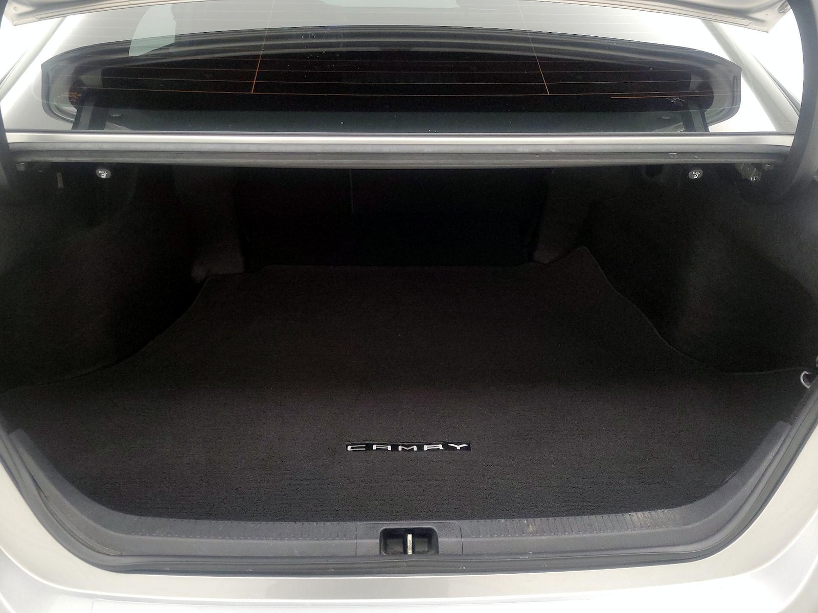 2019 Toyota Camry LE - Photo 19