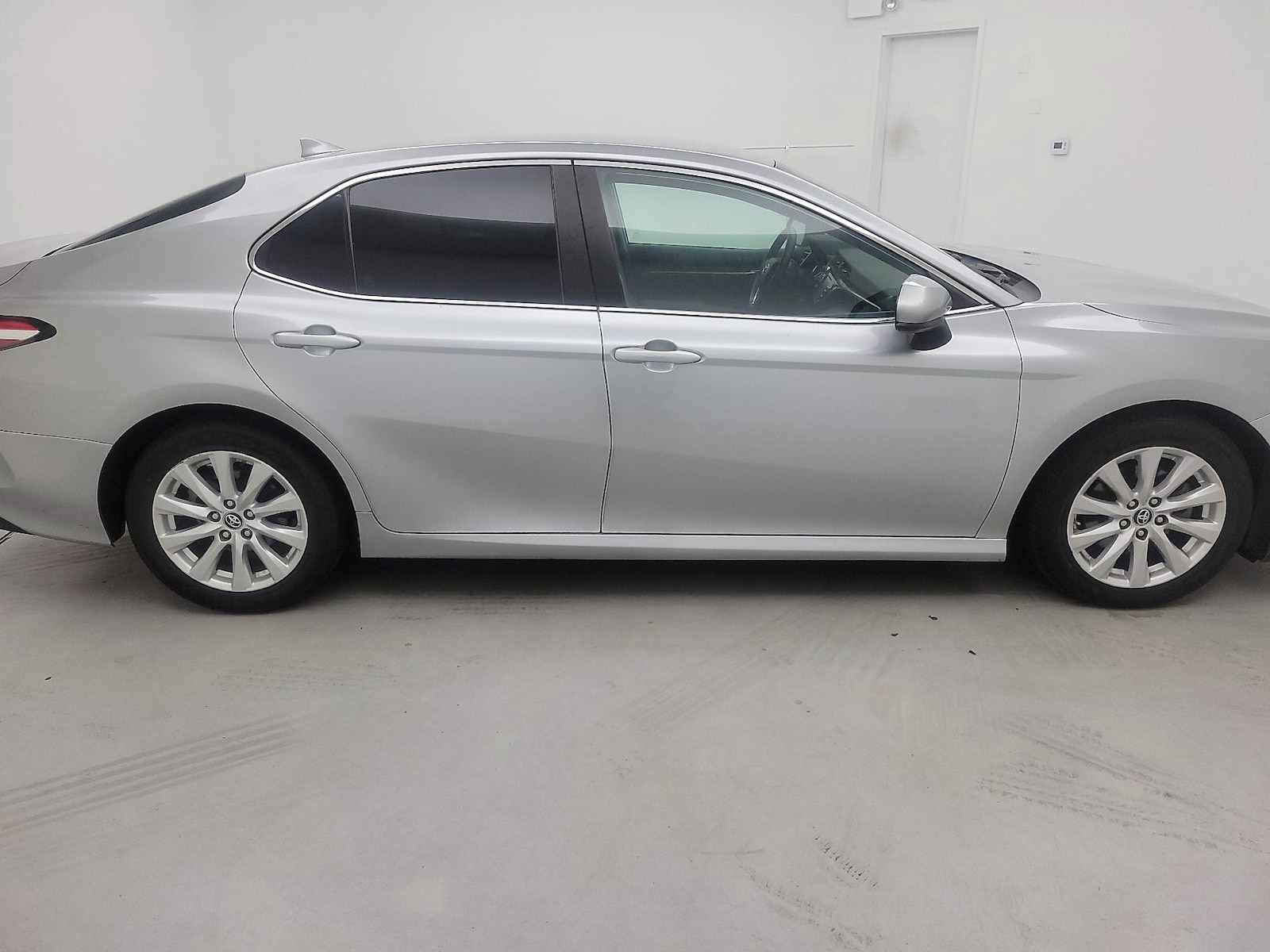 2019 Toyota Camry LE - Photo 4
