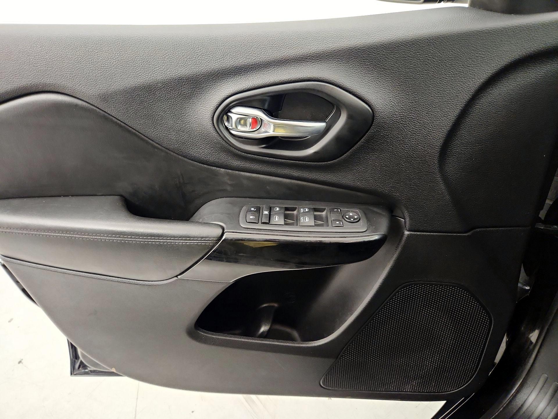 Thumbnail: 2021 Jeep Cherokee - 12