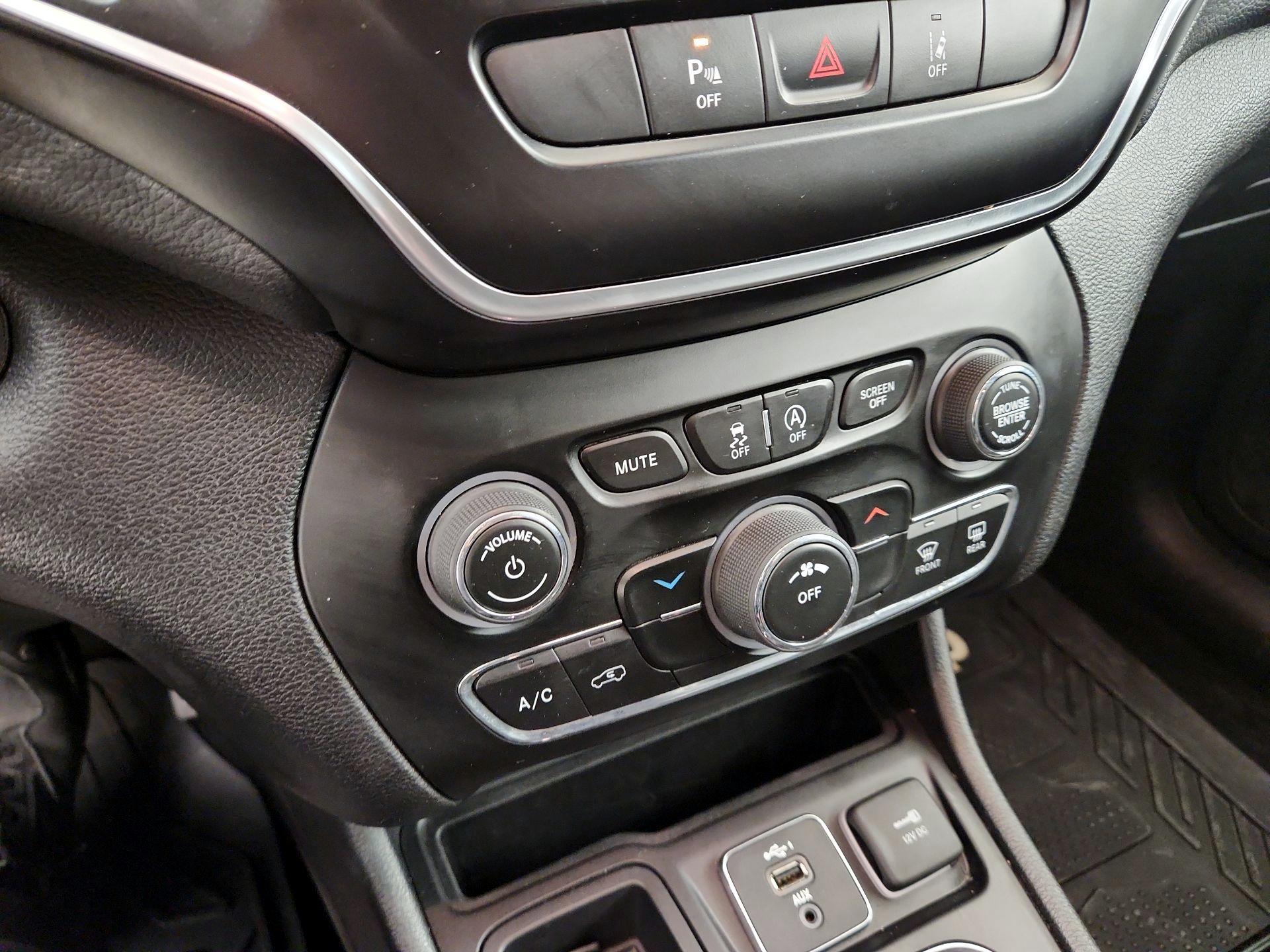 Thumbnail: 2021 Jeep Cherokee - 16