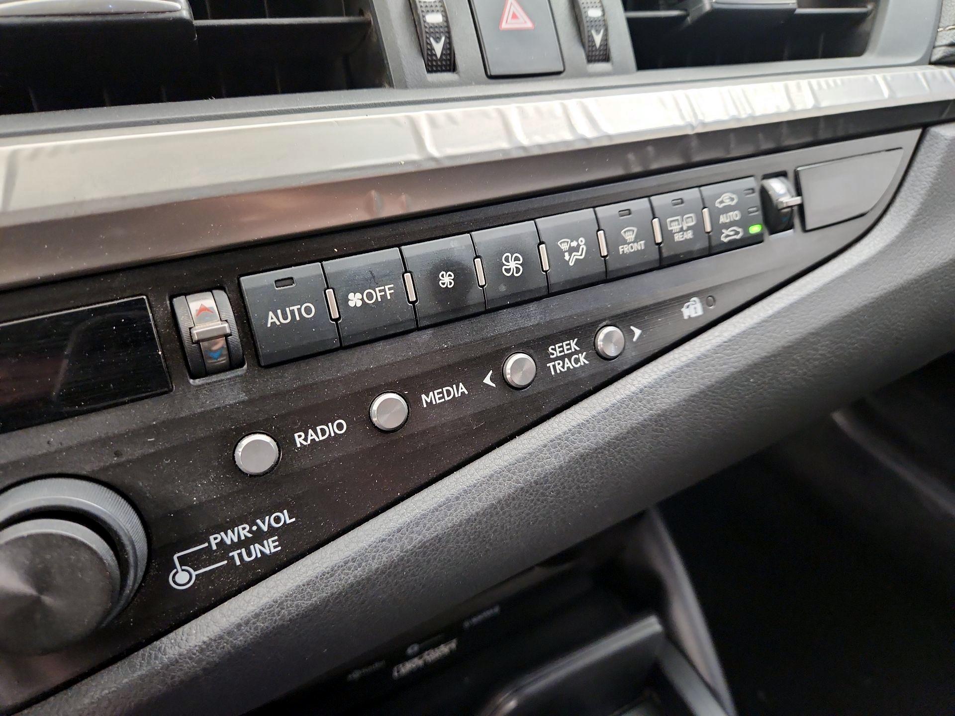 Thumbnail: 2020 Lexus ES - 17