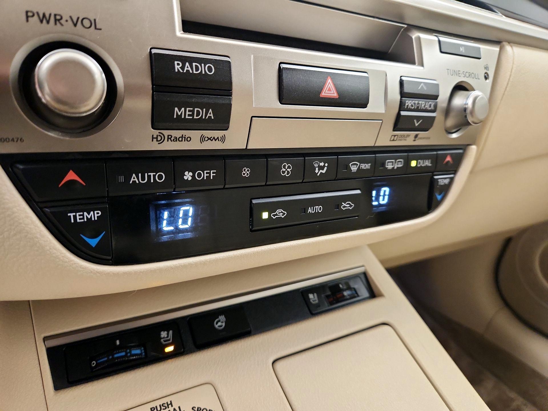 Thumbnail: 2015 Lexus ES - 17