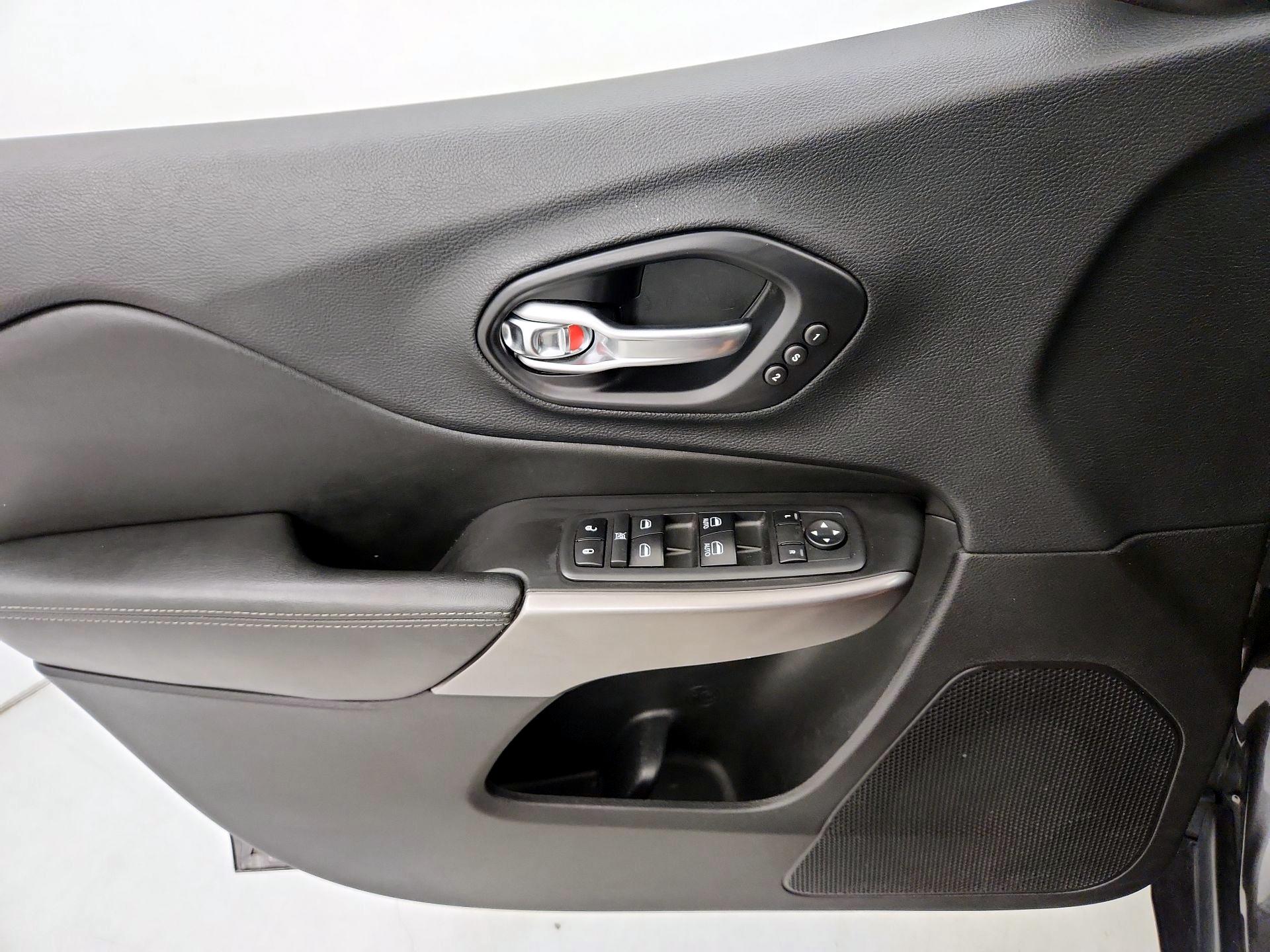 Thumbnail: 2019 Jeep Cherokee - 12