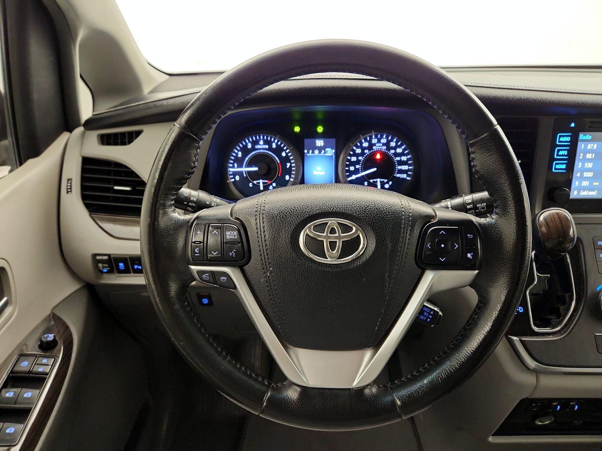 Thumbnail: 2016 Toyota Sienna - 10