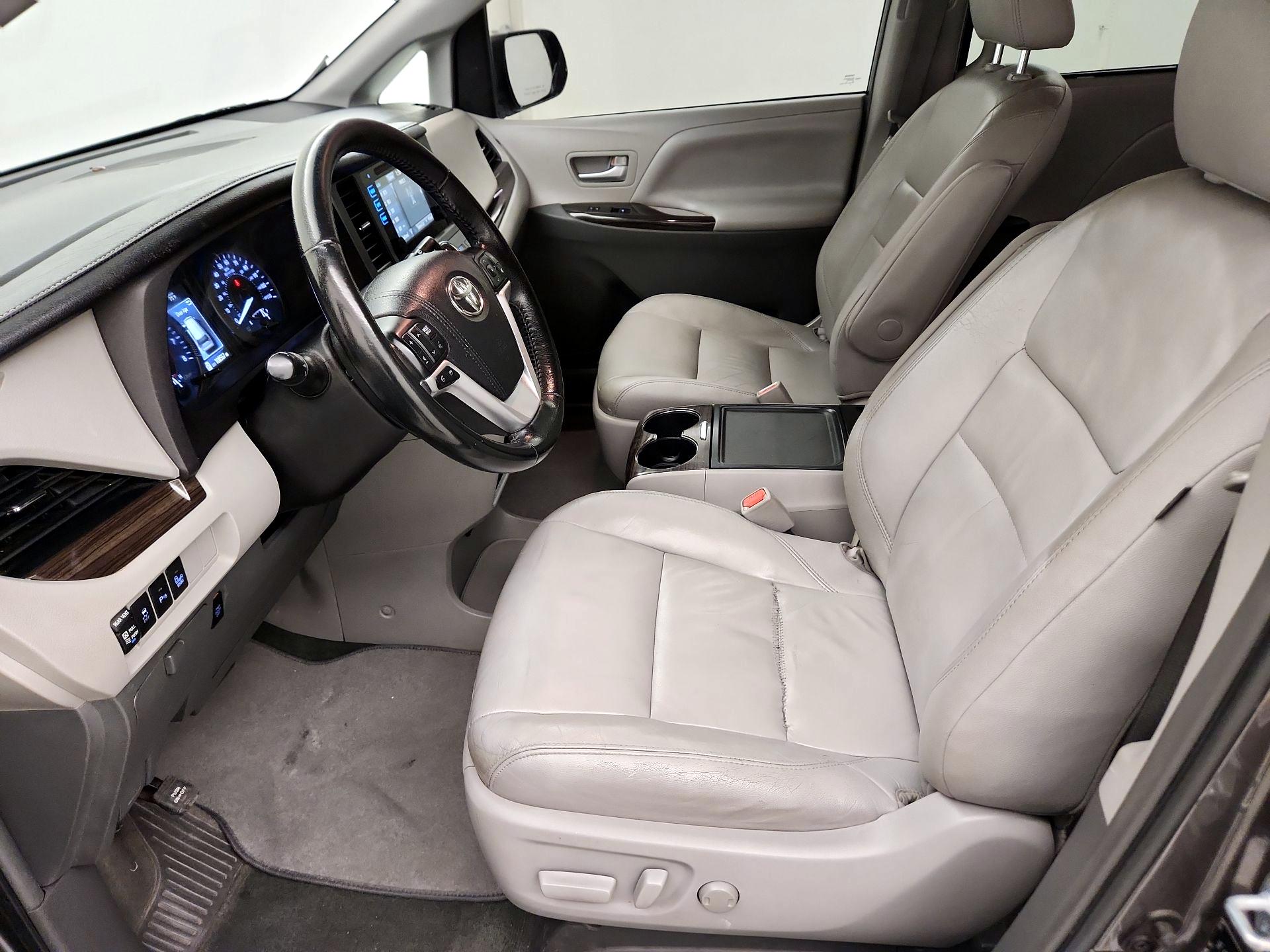 Thumbnail: 2016 Toyota Sienna - 11