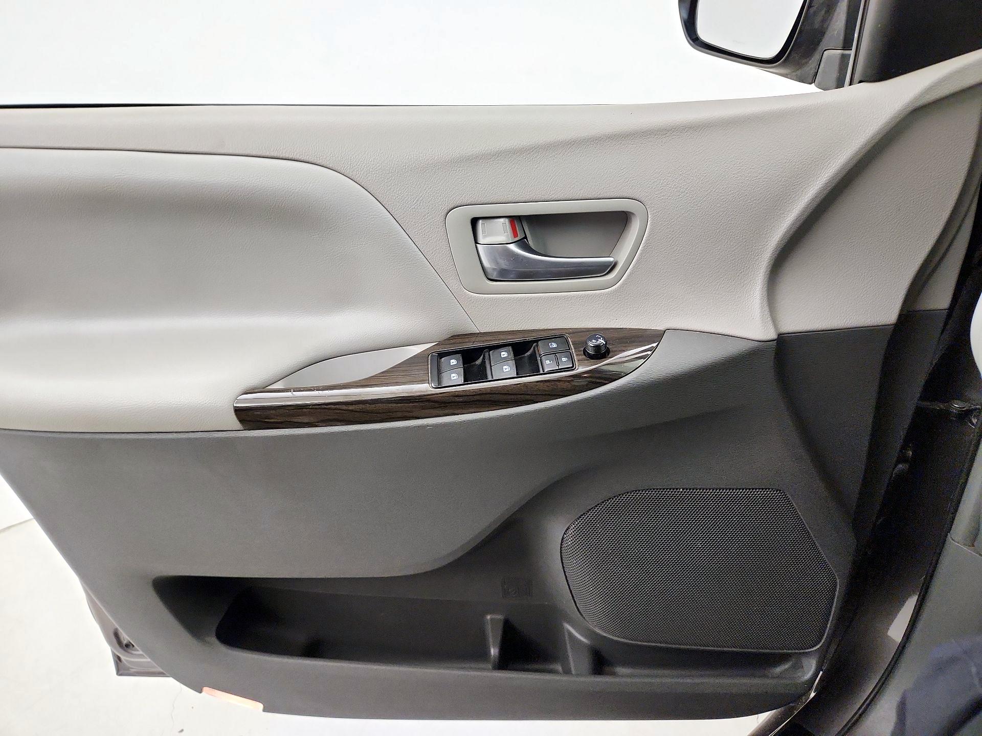 Thumbnail: 2016 Toyota Sienna - 12
