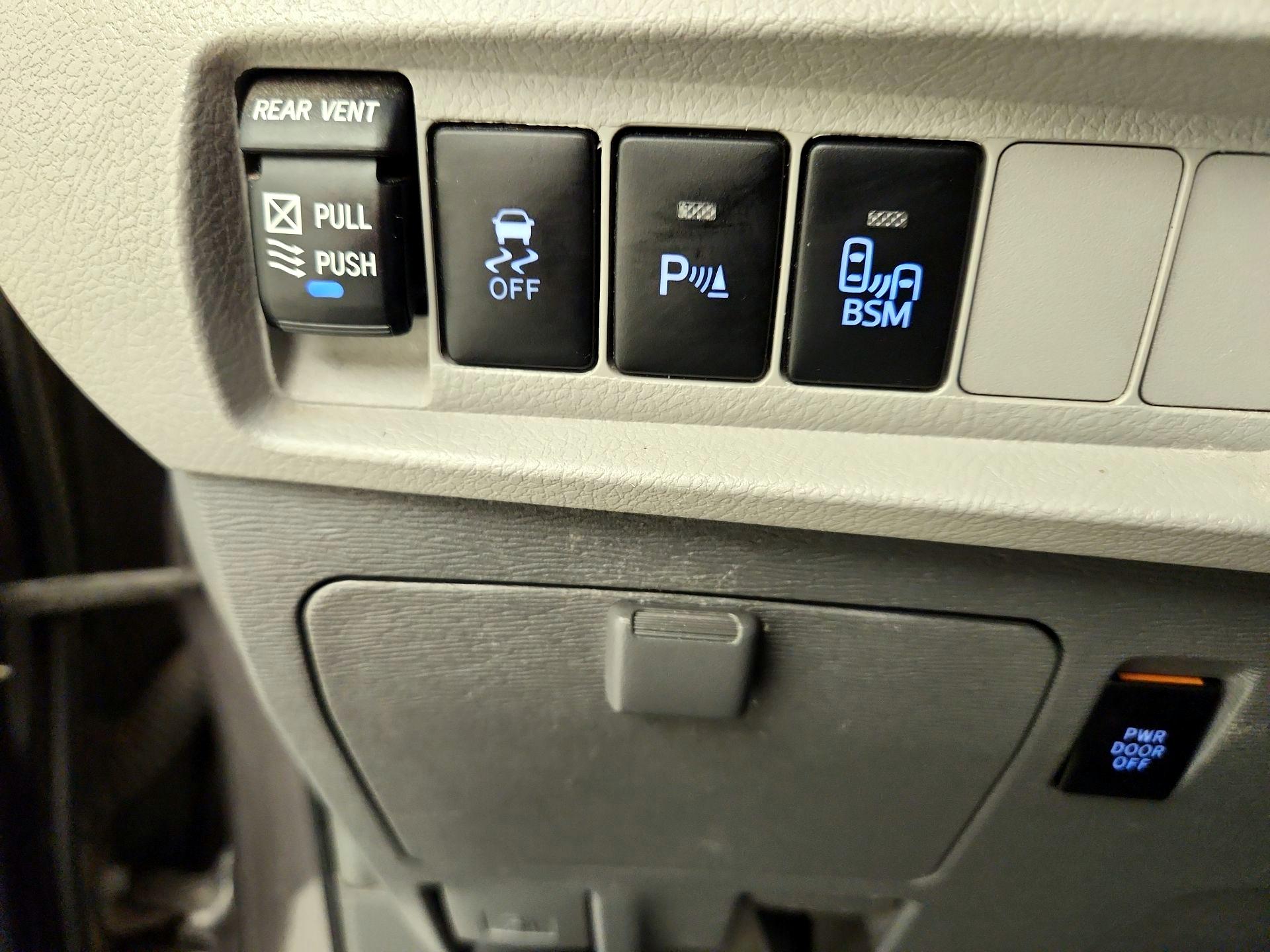 Thumbnail: 2016 Toyota Sienna - 13