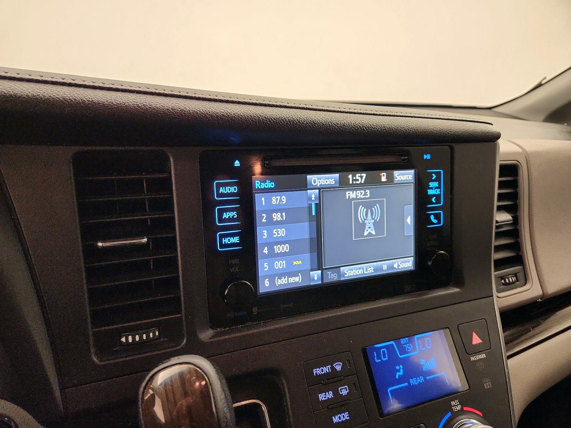 Thumbnail: 2016 Toyota Sienna - 15