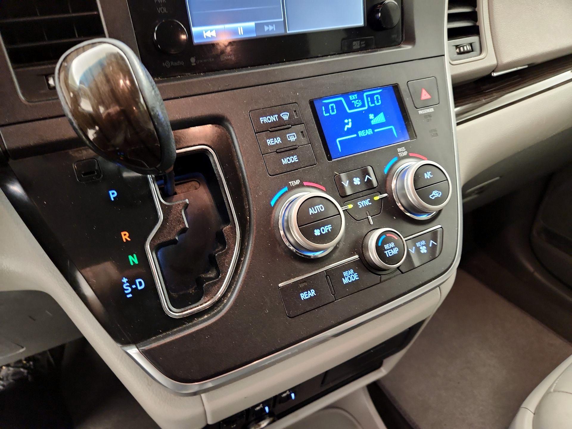 Thumbnail: 2016 Toyota Sienna - 16