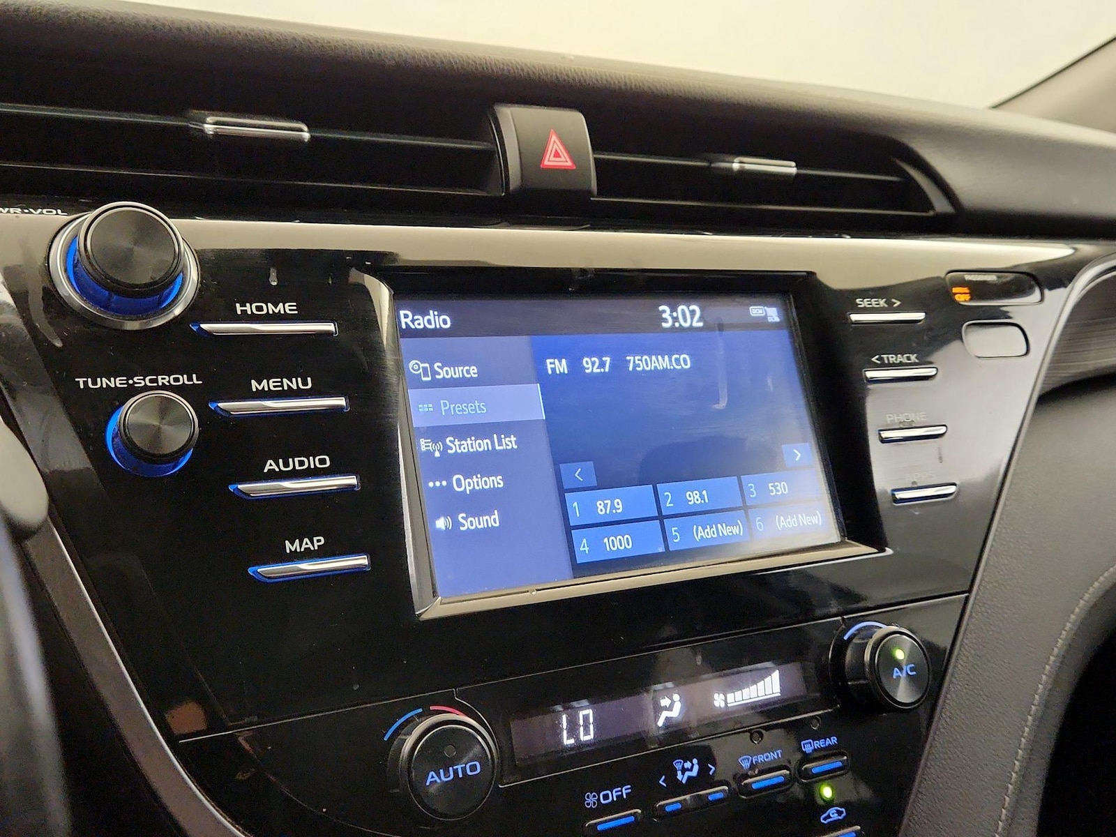 2019 Toyota Camry SE - Photo 16
