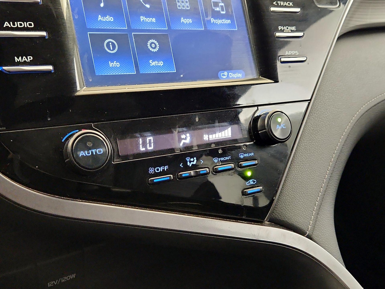 2019 Toyota Camry SE - Photo 17