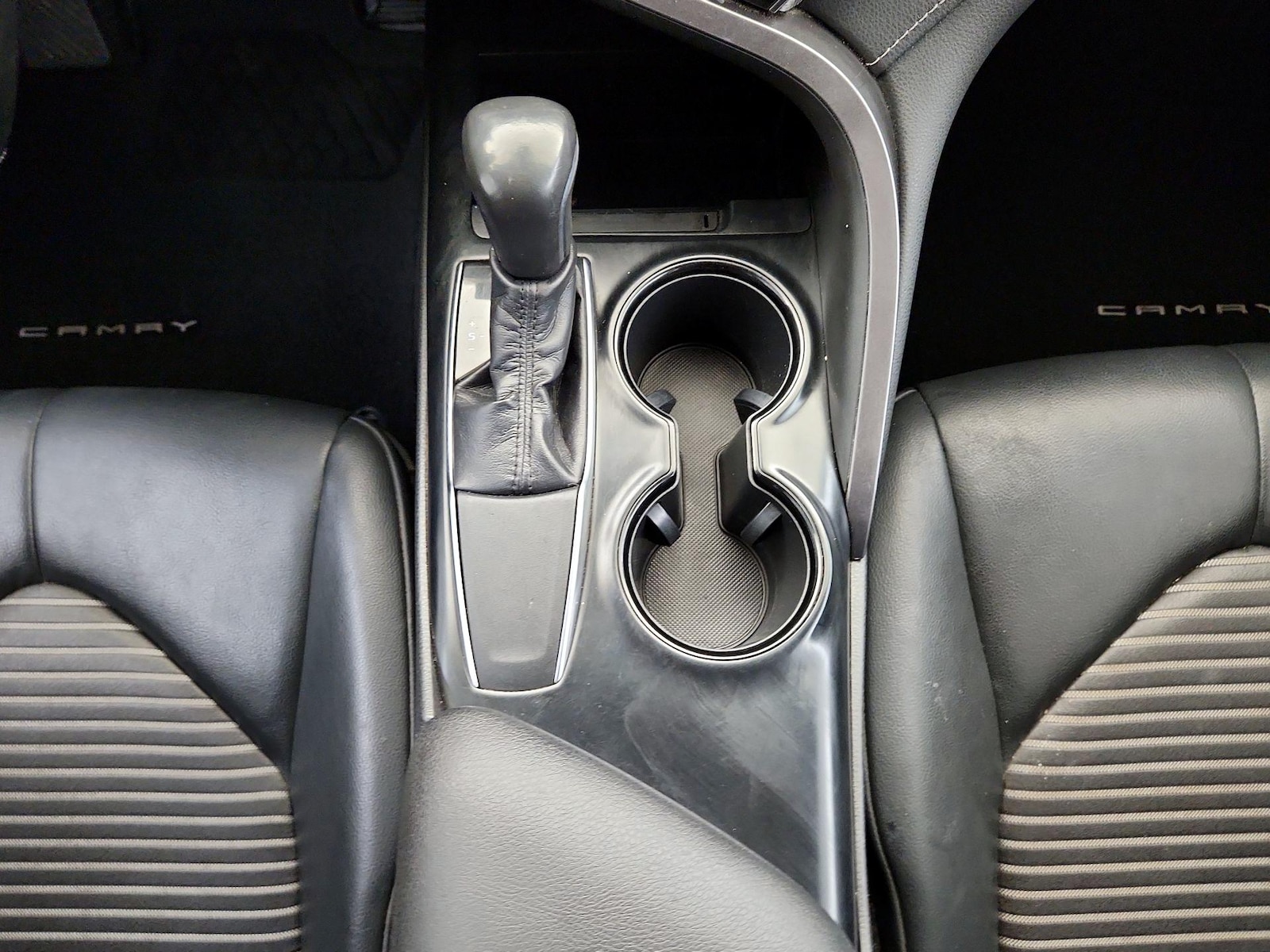 2019 Toyota Camry SE - Photo 18