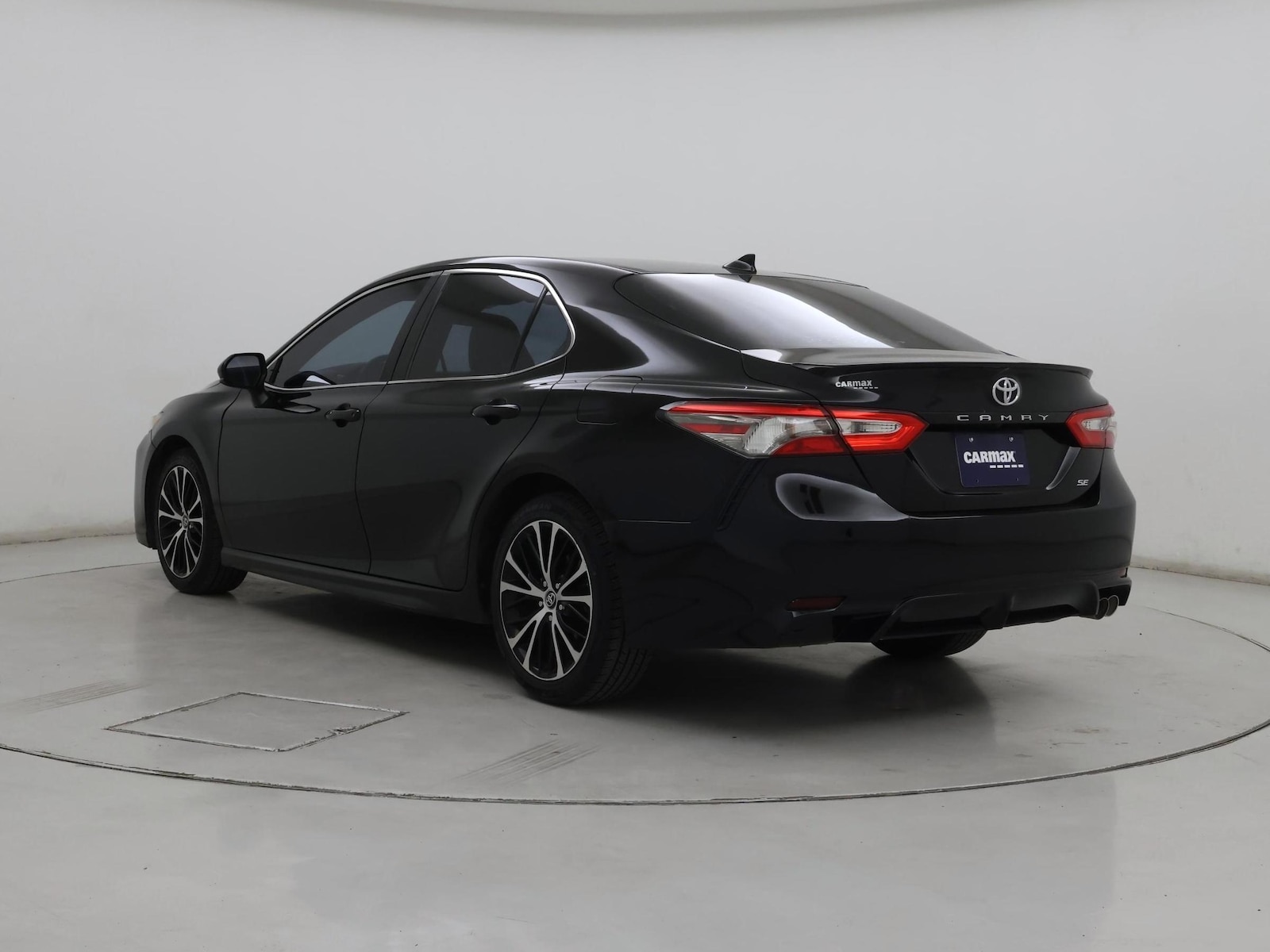 2019 Toyota Camry SE - Photo 3