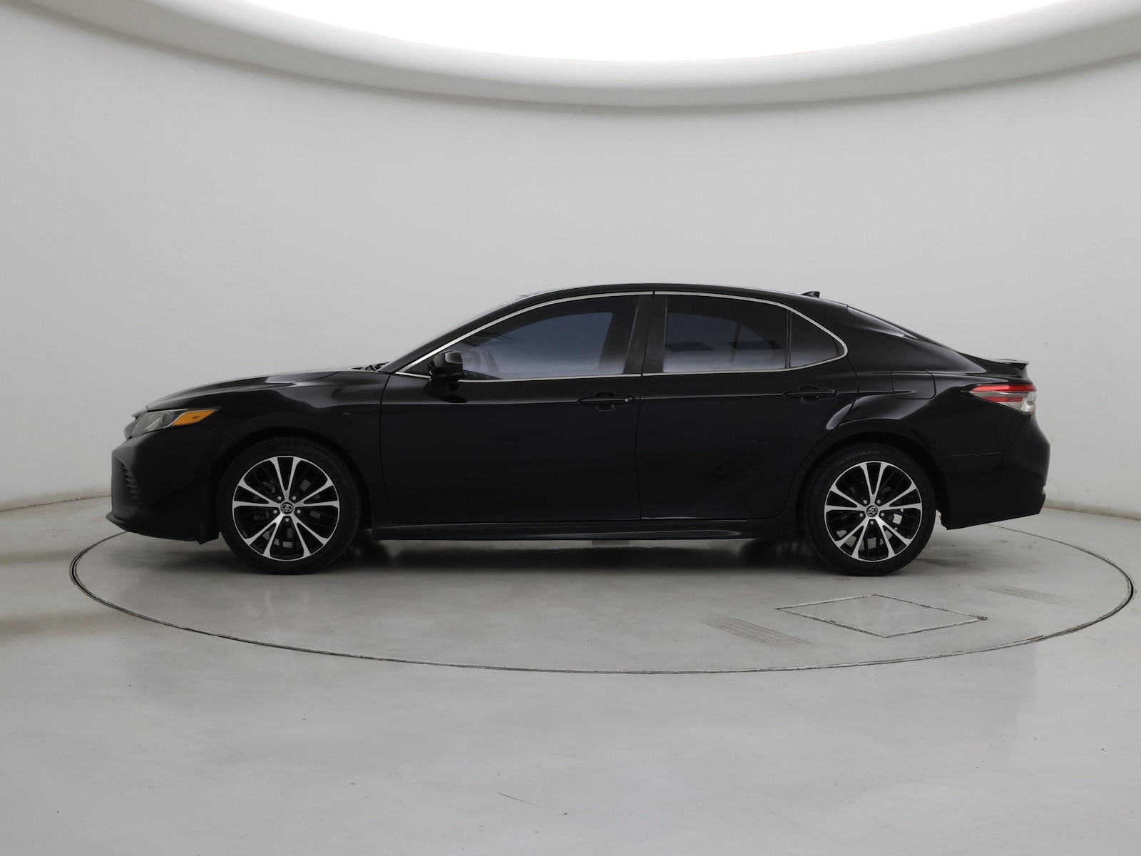 2019 Toyota Camry SE - Photo 4