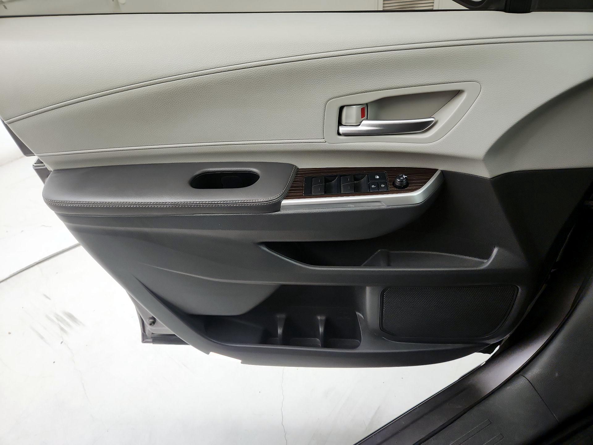 Thumbnail: 2021 Toyota Sienna - 12