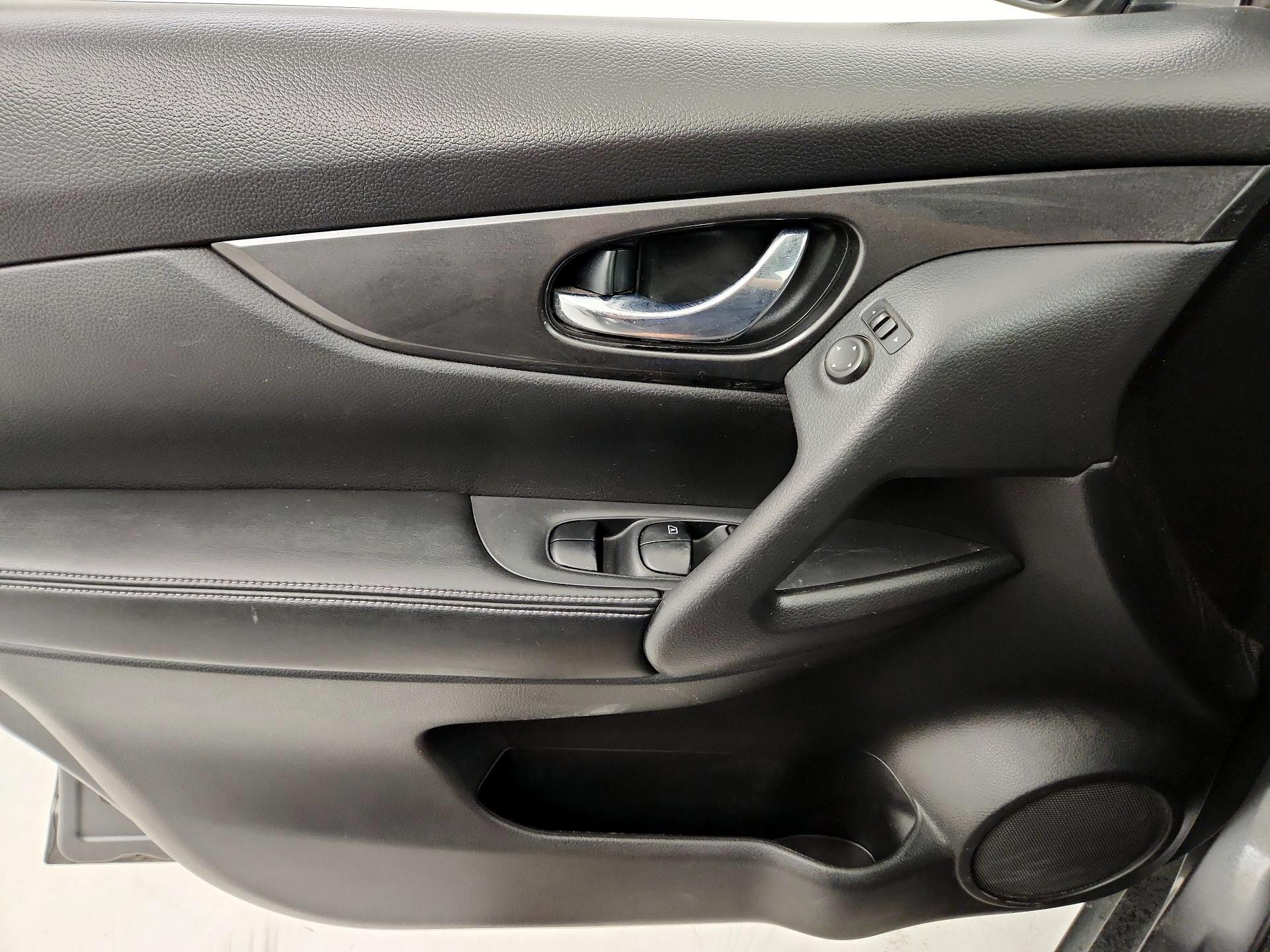 Thumbnail: 2017 Nissan Rogue - 12