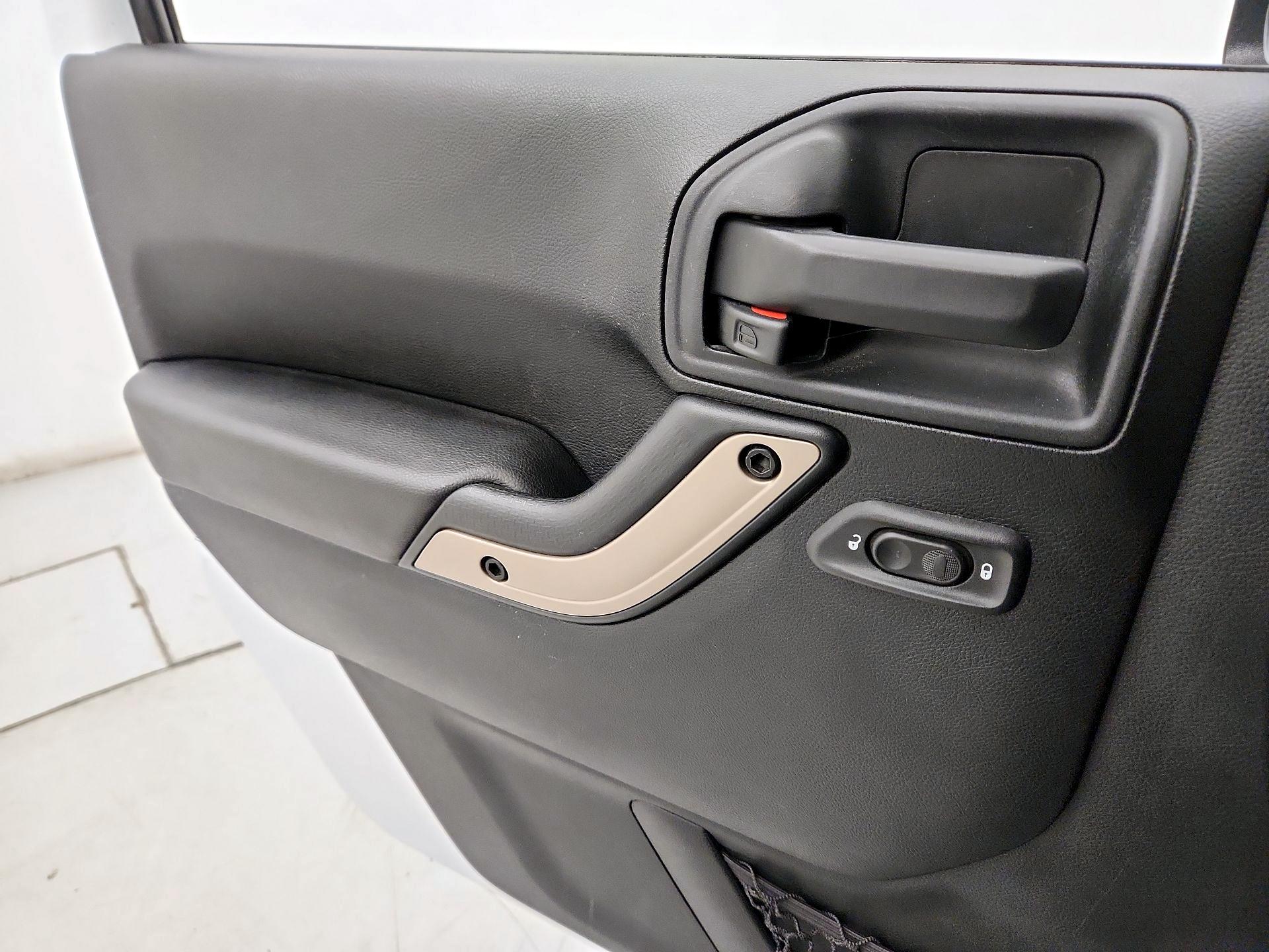 Thumbnail: 2016 Jeep Wrangler - 12