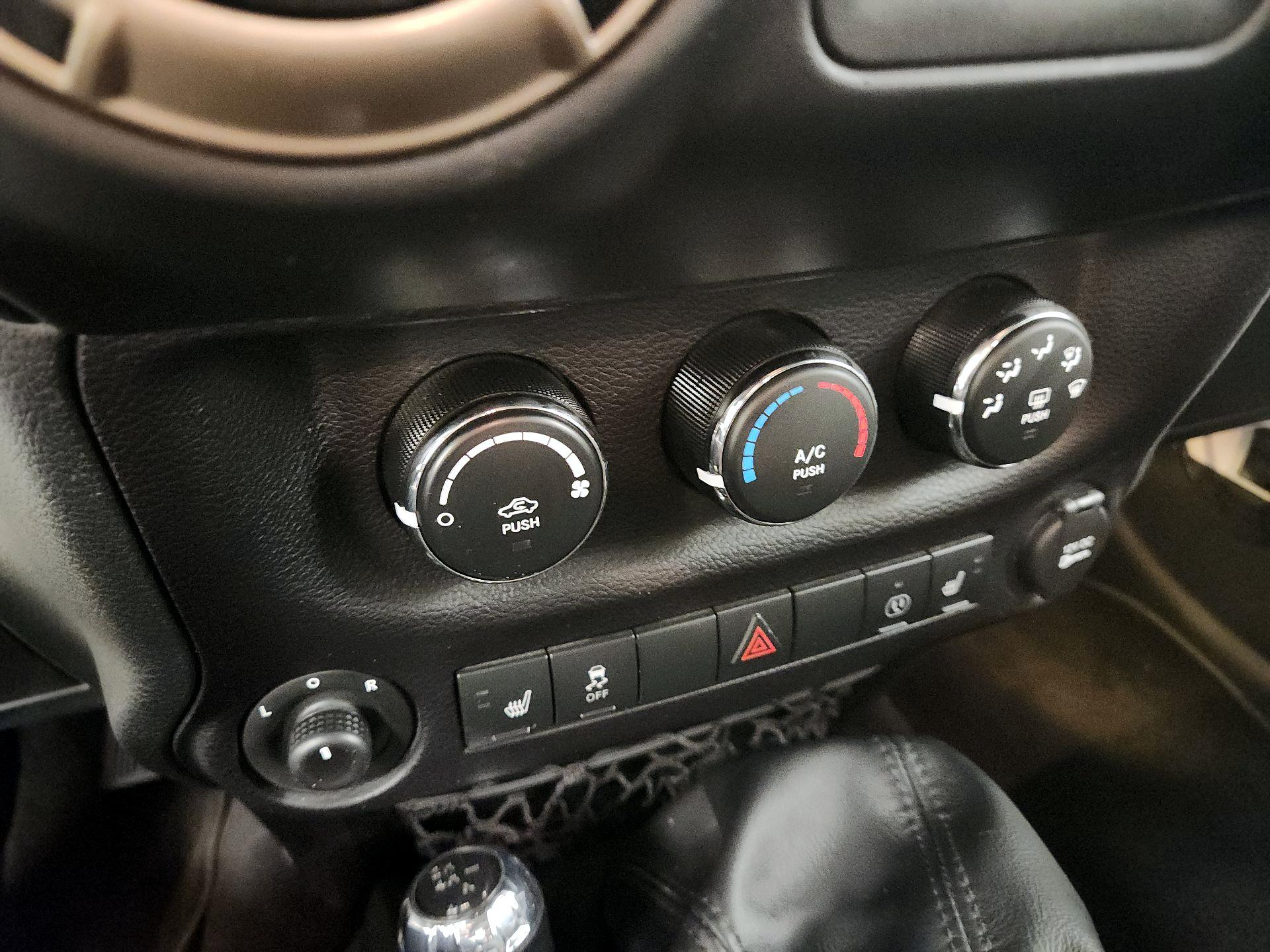 Thumbnail: 2016 Jeep Wrangler - 14