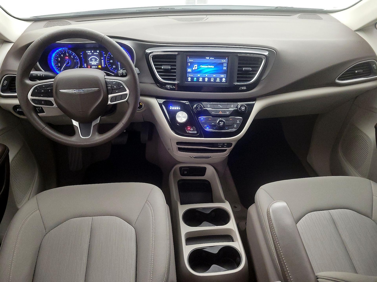 2020 Chrysler Voyager L - Photo 10