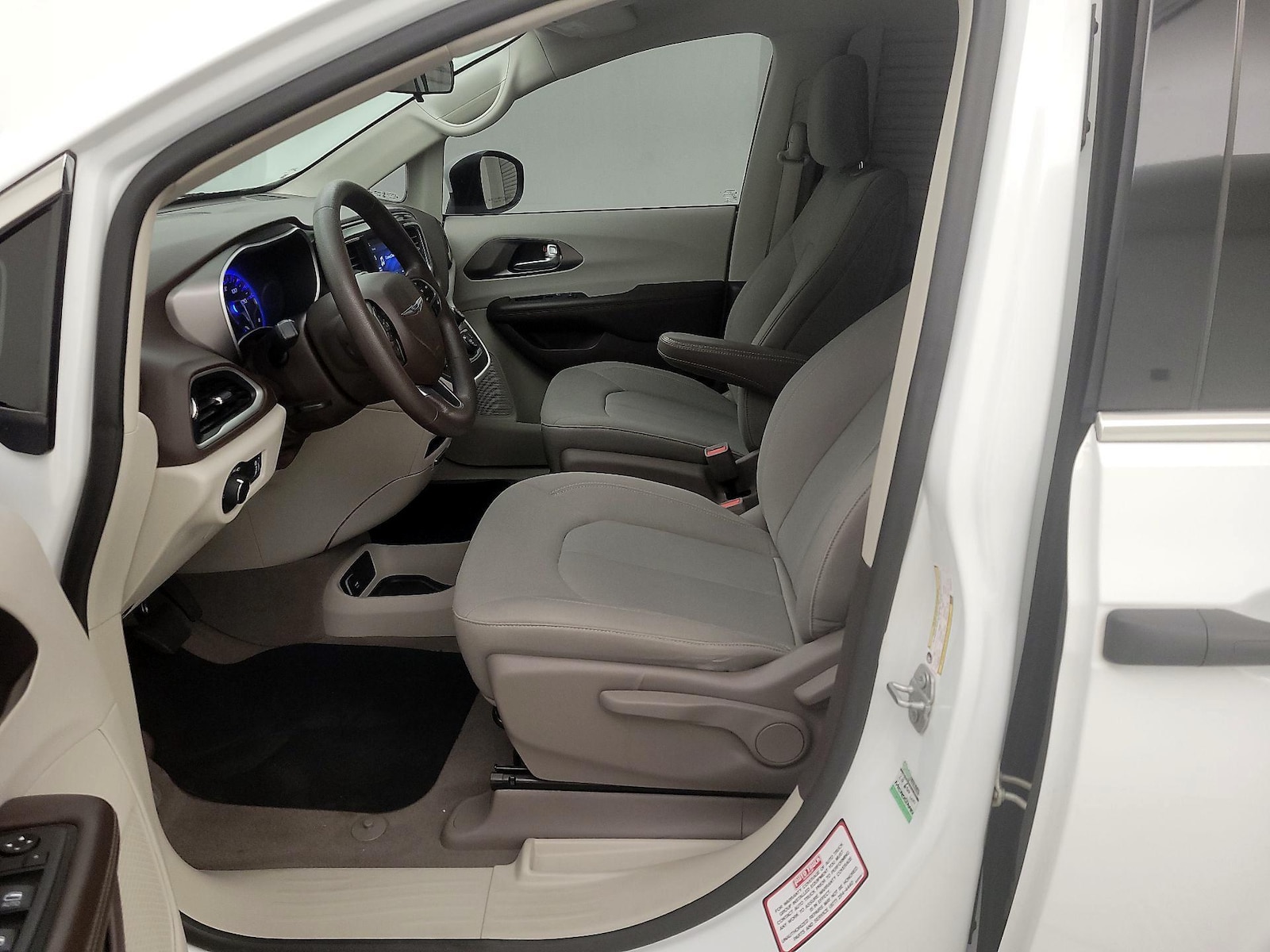 2020 Chrysler Voyager L - Photo 12