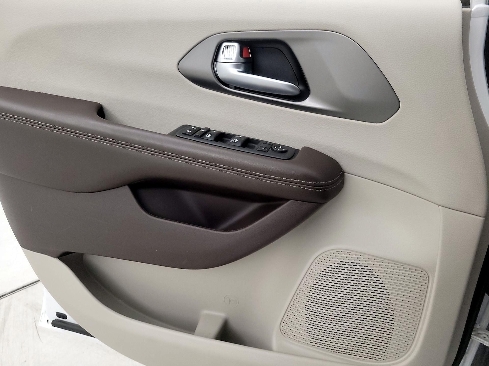 2020 Chrysler Voyager L - Photo 13